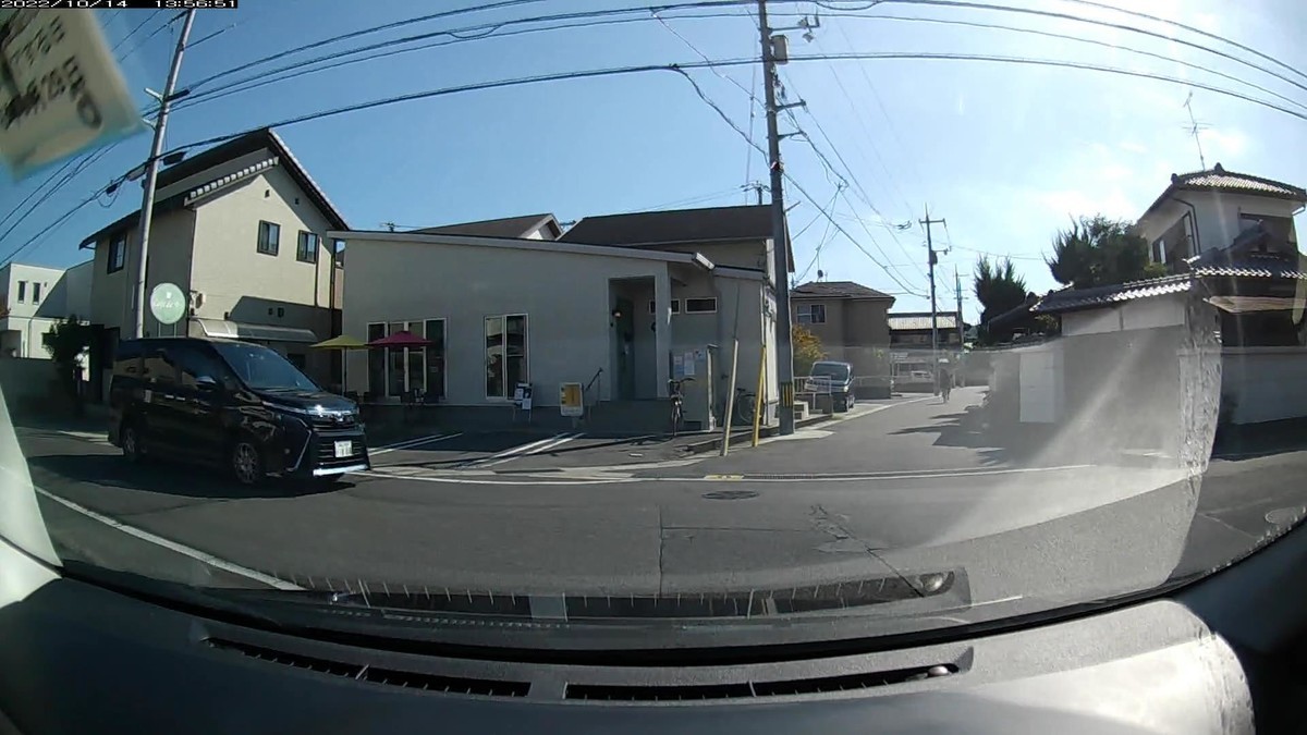 ☆★☆【令和４年１０月１４日㈮遭遇車リスト】  国道経由仕事場町内縦貫ルート４２００ｍ。  〇遭遇順　塗色　車種　ナンバー　　　　　自宅からの走行距離（特徴＆容疑）     【出発地・自宅９００ｍ圏内】遭遇総数６台  ②・８８８     ②黒　ヴォクシー　岡山３５０　ゆ　・８８８　　　５０ｍ（３桁全同字ナンバー）  　※２台目の遭遇車が３桁以上同字ナンバーである、お約束の嫌がらせ。  　※②の前後に現れた遭遇車が両方とも②と同じ黒塗色。     【目的地・仕事場１０００ｍ圏内】遭遇総数３台  ➊３７３３     ➊白　フォワード　岡山１００　き　３７３３　３０００ｍ（４桁中３桁同字ナンバー）  　※出勤路最後の遭遇車が４桁中３桁同字ナンバーであるお約束。