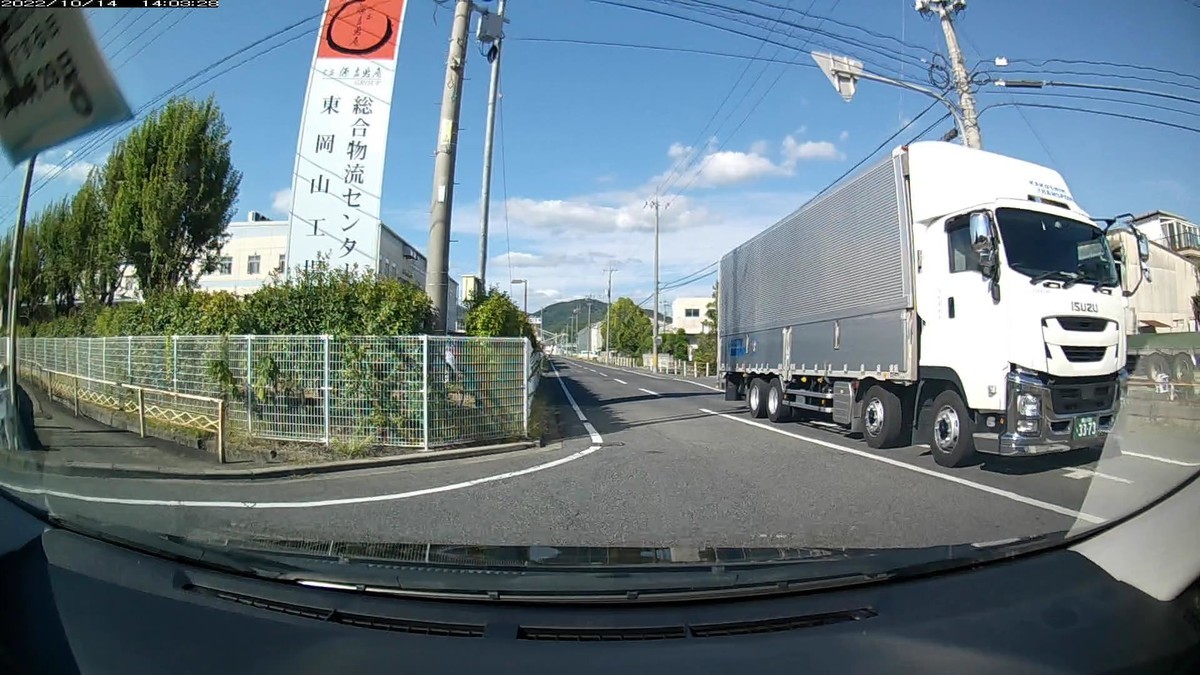 ☆★☆【令和４年１０月１４日㈮遭遇車リスト】  国道経由仕事場町内縦貫ルート４２００ｍ。  〇遭遇順　塗色　車種　ナンバー　　　　　自宅からの走行距離（特徴＆容疑）     【出発地・自宅９００ｍ圏内】遭遇総数６台  ②・８８８     ②黒　ヴォクシー　岡山３５０　ゆ　・８８８　　　５０ｍ（３桁全同字ナンバー）  　※２台目の遭遇車が３桁以上同字ナンバーである、お約束の嫌がらせ。  　※②の前後に現れた遭遇車が両方とも②と同じ黒塗色。     【目的地・仕事場１０００ｍ圏内】遭遇総数３台  ➊３７３３     ➊白　フォワード　岡山１００　き　３７３３　３０００ｍ（４桁中３桁同字ナンバー）  　※出勤路最後の遭遇車が４桁中３桁同字ナンバーであるお約束。