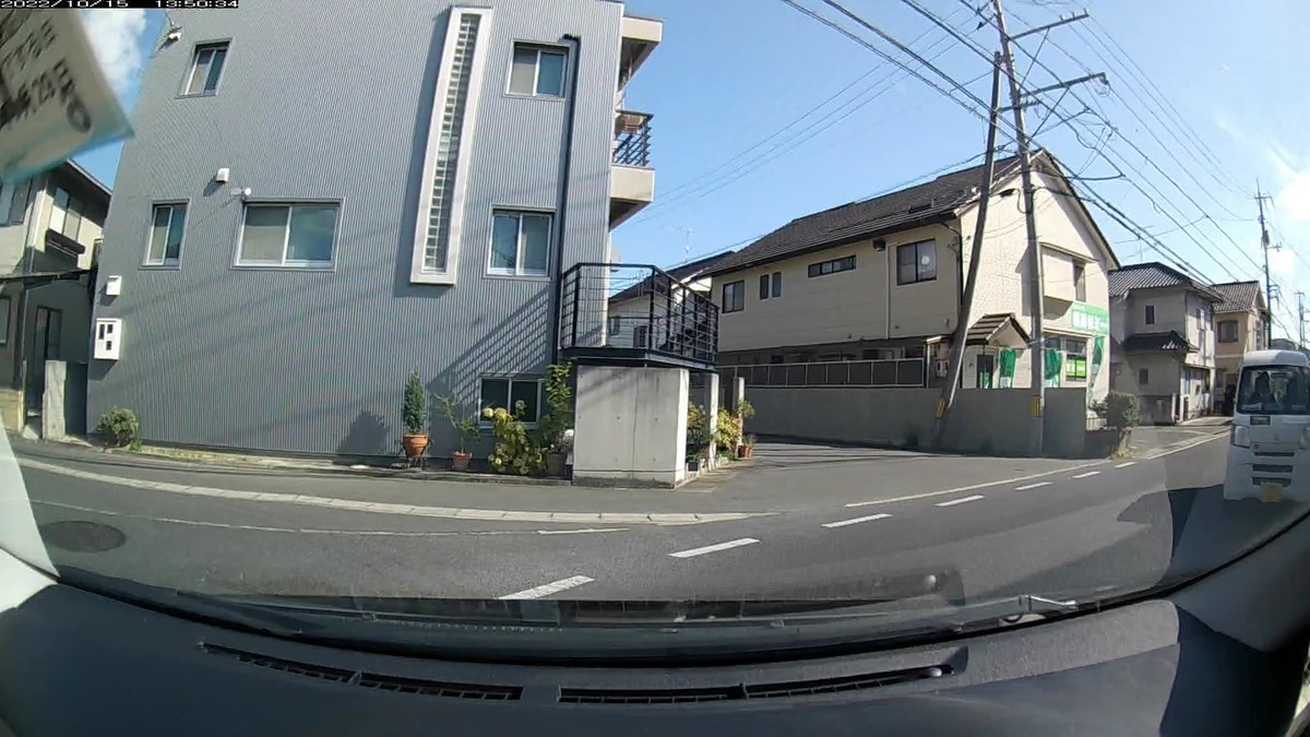 ☆★☆【令和４年１０月１５日㈯遭遇車リスト】  国道経由仕事場最寄り駅前通り経由ルート３５００ｍ。  〇遭遇順　塗色　車種　ナンバー　　　　　自宅からの走行距離（特徴＆容疑）     【出発地・自宅９００ｍ圏内】遭遇総数５台  ②・９１９、⑤青     ②白　ハイゼット　岡山４８０　た　・９１９　　１００ｍ（３桁ナンバー）  ⑤青　ｅＫ　　　　岡山５８１　つ　６８７７　　２７０ｍ（青塗色）  　※２台目が３桁ナンバーないつも通り。     【目的地・仕事場４００ｍ圏内】遭遇総数６台  ➏８６６６、➎青・３８６。     ➏白　ムーヴ　　　岡山５８０　え　８６６６　３１００ｍ（４桁中３桁同字ナンバー）  ➎青　ハスラー　　岡山５８１　た　・３８６　３１００ｍ（青塗色＆３桁ナンバー）  　※➏８６６６が現れた地点は、感覚的には、そこを通れば７回に４回の割合で４桁中３桁同字ナンバーが待ち構えている、地縛嫌がらせ地点。