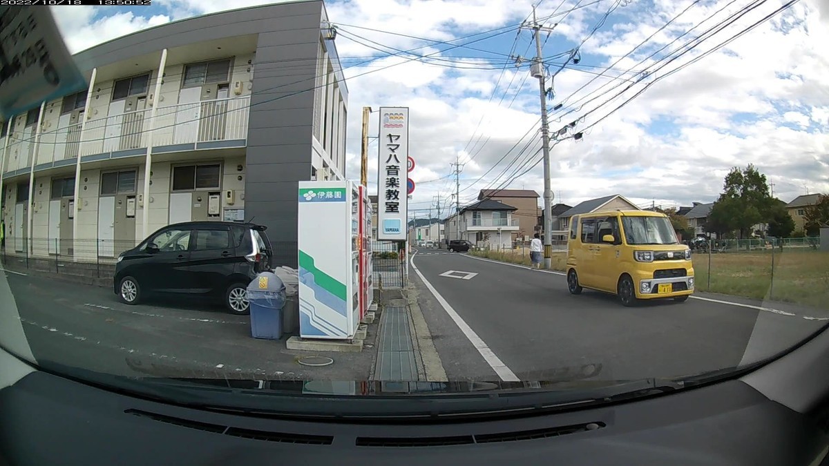 ☆★☆【令和４年１０月１８日㈫遭遇車リスト】  国道経由仕事場町内縦貫ルート４２００ｍ。  〇遭遇順　塗色　車種　ナンバー　　　　　自宅からの走行距離（特徴＆容疑）  【出発地・自宅９００ｍ圏内】遭遇総数５台  １８日㈫  ⓵４４４３、②・７０４、③黄・４１１、④・１１１。  ⓵黒　ｅＫ　　　岡山５８１　す　４４４３　　５０ｍ（４桁中３桁同字ナンバー）  ②黒　アクア　　岡山５３３　せ　・７０４　２３０ｍ（３桁ナンバー）  ③黄　ウエイク　岡山５８４　か　・４１１　２３０ｍ（３桁ナンバー＆黄塗色）  ④灰　ゼスト　　岡山７８８　め　・１１１　２９０ｍ（３桁全同字ナンバー）  　※自宅から５０ｍの位置に現れた最初の遭遇車、①がいきなり４桁中３桁同字ナンバーであったことを怪しんで、自宅から少し離れた出勤ルート上で路肩に停車して、数十秒間、対向車を観察してみた結果が上記②～④。次から次へと、毎日の嫌がらせ容疑要件を満足する車ばかりが我が家の方向へ向かって行った。僕が自宅を出る時間帯は自宅ガレージを監視されているとすれば辻褄が合う。すべて、幼い子供がいるであろうような年代の女運転手。創価悪徳警察官の妻女か。     【目的地・仕事場１０００ｍ圏内】遭遇総数０台  ※特に容疑車無し。