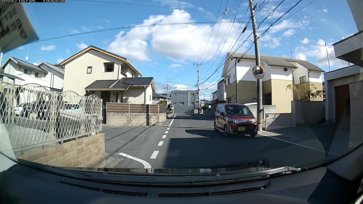 ☆★☆【令和4年10月25日㈫遭遇車リスト】 国道および仕事場最寄り駅前通り経由ルート3500m。 〇番目 塗色 車種 ナンバー 自宅からの走行距離(特徴&容疑) 【出発地・自宅900m圏内】遭遇総数3台 25日㈫ ②赤 ムーヴカス 岡山580 よ 3281 70m(赤塗色) 【目的地・仕事場1500m圏内】遭遇総数11台 ➊黄 コンフォート 岡山500 あ 4109 3500m(黄塗色&特定容疑車) ※➊の黄塗色は、東西100mしかない、僕の仕事場の前面道路まで僕の後ろをついてきた。 ※同車は、そこを通れば必ず赤青黄塗色の車が現れる地縛嫌がらせ地点での出現を含め、昼夜を問わず、しばしば僕の車の通行を邪魔するような現れ方をしてきている特定容疑車。