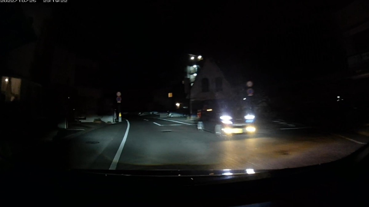 【令和4年10月25日㈫深夜遭遇車リスト】 〇塗色 車種 ナンバー 遭遇地点までの走行距離(容疑・特徴) 鉄道跡地経由ルート2800m、遭遇2台。 ①黒 軽自動車 岡山589 ね 1357 2100m(等差数列ナンバー) ②黄白 キャンバス 岡山586 る ・104 2200m(黄塗色&3桁ナンバー) ※⓵も②も、かつては、そこを通れば100%の確率で赤青黄塗色ないし4桁中3桁以上同字ナンバーが現れ続けていた、「地縛嫌がらせ地点」に登場。