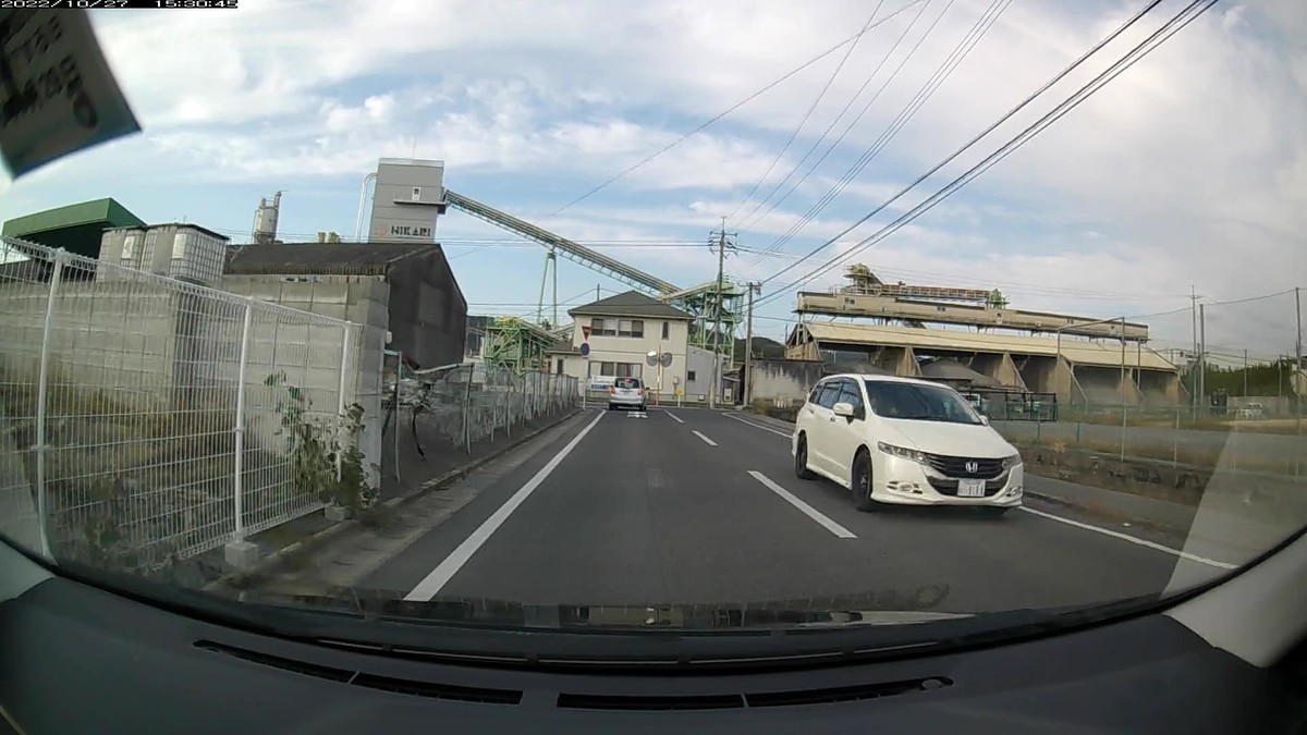 ☆★☆【令和４年１０月２７日㈭遭遇車リスト】  国道および仕事場町内縦貫ルート４２００ｍ。  〇番目　塗色　車種　ナンバー　　　　　自宅からの走行距離（特徴＆容疑）  【出発地・自宅９００ｍ圏内】遭遇総数３台  ⓵赤　車種不明軽　　岡山５１　　て　３１０２　　　　５０ｍ（赤塗色）　  　※最初の遭遇車がいきなり赤塗色である相変わらず。     【目的地・仕事場１５００ｍ圏内】遭遇総数１１台  ➏・１１１、➎・・１７、➍・１０７、➊黄     ➏白　ストリーム　　岡山３３９　た　・１１１　　３５００ｍ（３桁全同字ナンバー）  ➎白　ＲＡＶ４　　　岡山３６９　ひ　・・１７　　３５００ｍ（２桁ナンバー）  ➍白　アルト　　　　岡山５８０　や　・１０７　　３５００ｍ（３桁ナンバー）  ➊黄　Ｎ－ＢＯＸ　　岡山５８０　ま　７５９６　　３６００ｍ（黄塗色）  　※➎の運転手は、いかにも自分の顔面に自信を持っていそうな顔つきの３０代と思しき男で、すれ違う間中こちらを見ながら通り過ぎて行った。➏、➎、➍がすべて連携した嫌がらせであるとの仄めかしと捉えるべきか。