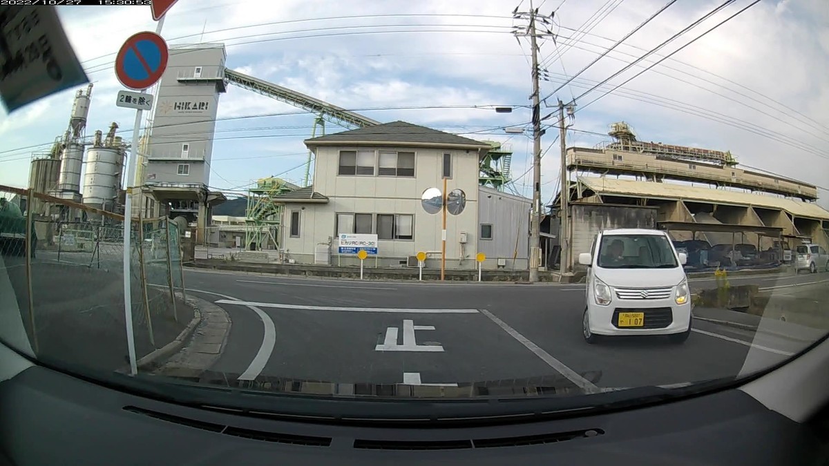 ☆★☆【令和４年１０月２７日㈭遭遇車リスト】  国道および仕事場町内縦貫ルート４２００ｍ。  〇番目　塗色　車種　ナンバー　　　　　自宅からの走行距離（特徴＆容疑）  【出発地・自宅９００ｍ圏内】遭遇総数３台  ⓵赤　車種不明軽　　岡山５１　　て　３１０２　　　　５０ｍ（赤塗色）　  　※最初の遭遇車がいきなり赤塗色である相変わらず。     【目的地・仕事場１５００ｍ圏内】遭遇総数１１台  ➏・１１１、➎・・１７、➍・１０７、➊黄     ➏白　ストリーム　　岡山３３９　た　・１１１　　３５００ｍ（３桁全同字ナンバー）  ➎白　ＲＡＶ４　　　岡山３６９　ひ　・・１７　　３５００ｍ（２桁ナンバー）  ➍白　アルト　　　　岡山５８０　や　・１０７　　３５００ｍ（３桁ナンバー）  ➊黄　Ｎ－ＢＯＸ　　岡山５８０　ま　７５９６　　３６００ｍ（黄塗色）  　※➎の運転手は、いかにも自分の顔面に自信を持っていそうな顔つきの３０代と思しき男で、すれ違う間中こちらを見ながら通り過ぎて行った。➏、➎、➍がすべて連携した嫌がらせであるとの仄めかしと捉えるべきか。