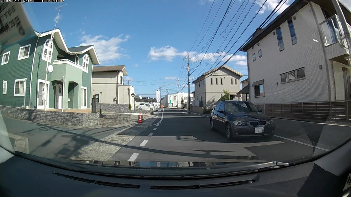  ーいつもの嫌がらせー【令和４年１０月２９日㈯昼版】  「出勤路・旧道経由ルート３ｋｍ。⓵・７１１、②赤、⑤青・９３０、⓻・６３４、➎赤・・８６。いつも通りの嫌がらせ容疑要件満足状況。」        ☆★☆【令和４年１０月２９日㈯遭遇車リスト】  国道および仕事場町内縦貫ルート４２００ｍ。  〇番目　塗色　車種　ナンバー　　　　　自宅からの走行距離（特徴＆容疑）  【出発地・自宅４００ｍ圏内】遭遇総数７台  ２９日㈯  ⓵・７１１、②赤、⑤青・９３０、⓻・６３４、➎赤・・８６。  ⓵銀　アクア　　　　岡山５０２　さ　・７１１　　　６０ｍ（３桁ナンバー）  ②赤　ムーヴコンテ　岡山５８１　ち　４３６０　　２００ｍ（赤塗色）  ⑤青　ノート　　　　岡山５０２　て　・９３０　　２４０ｍ（青塗色＆３桁）  ⓻黒　ＢＭＷ　　　　岡山３３４　や　・６３４　　３２０ｍ（３桁ナンバー）  　※自宅を出てすぐ遭遇の最初２台が、毎日の嫌がらせ容疑要件を満足するお約束。     【目的地・仕事場５００ｍ圏内】遭遇総数６台  ➎赤・・８６  ➎赤　タンク　　　　岡山５３９　ち　・・８６　２５００ｍ（赤塗色＆２桁）  　※➎赤は、かつて旧道経由でそこを通って６日連続で赤塗色が対向で信号待ちしていたという曰くのある信号交差点に登場。今回も、その交差点に赤塗色が待っているのは２日連続。２８日の➍と同一地点の登場。