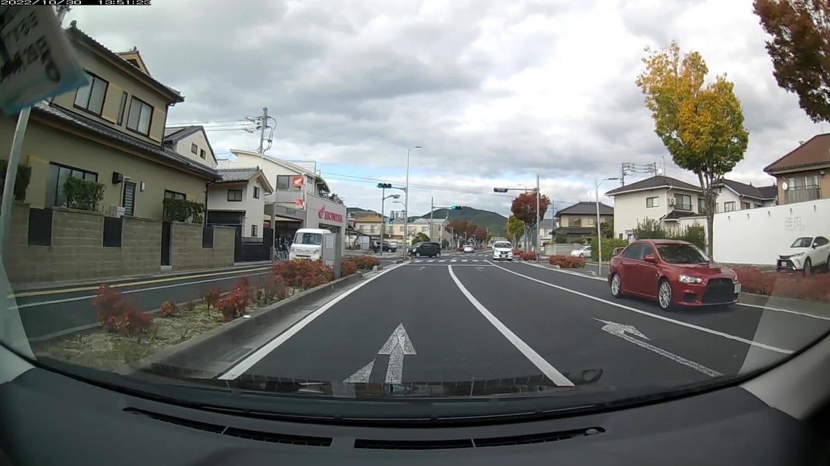 【目的地・仕事場500m圏内】遭遇総数12台 ⓬赤 シビックR 金沢330 す ・404 3100m(3桁ナンバー&赤塗色) ➓茶褐 タント 岡山581 け 6676 3100m(4桁中3桁同字ナンバー) ➎赤 ランエヴォ 岡山335 ま ・513 3300m(3桁ナンバー&赤塗色) ※仕事場集落に向かう信号交差点で、対向先頭近くで信号待ちしている車が赤塗色なのは3日連続。