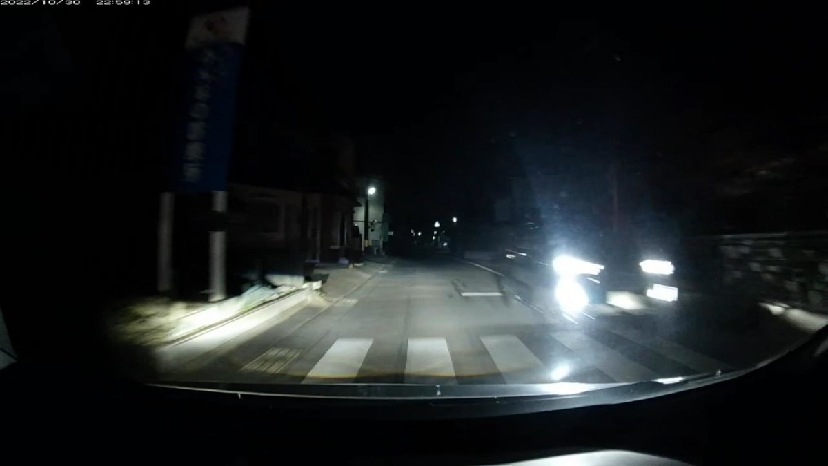 【令和4年10月30日㈰深夜遭遇車リスト】 〇塗色 車種 ナンバー 遭遇地点までの走行距離(容疑・特徴) 旧道及び国道経由ルート3300m、遭遇NA台。 ①白 軽自動車 岡山581 と 1352 600m(赤鉄道関連ナンバー) ②白 SUV 岡山363 の?・・10 1200m(2桁ナンバー) ③白 ヴェゼル 岡山 ・・10 1400m(2桁&同一№二連続) ➊白 プリウスA 〇〇〇〇〇 の ・・77 2400m(2桁&片目灯火) ※①は赤塗色鉄道画像関連ナンバー。1352 - Google 検索 ※➊はフロントのフォグライトが片目。