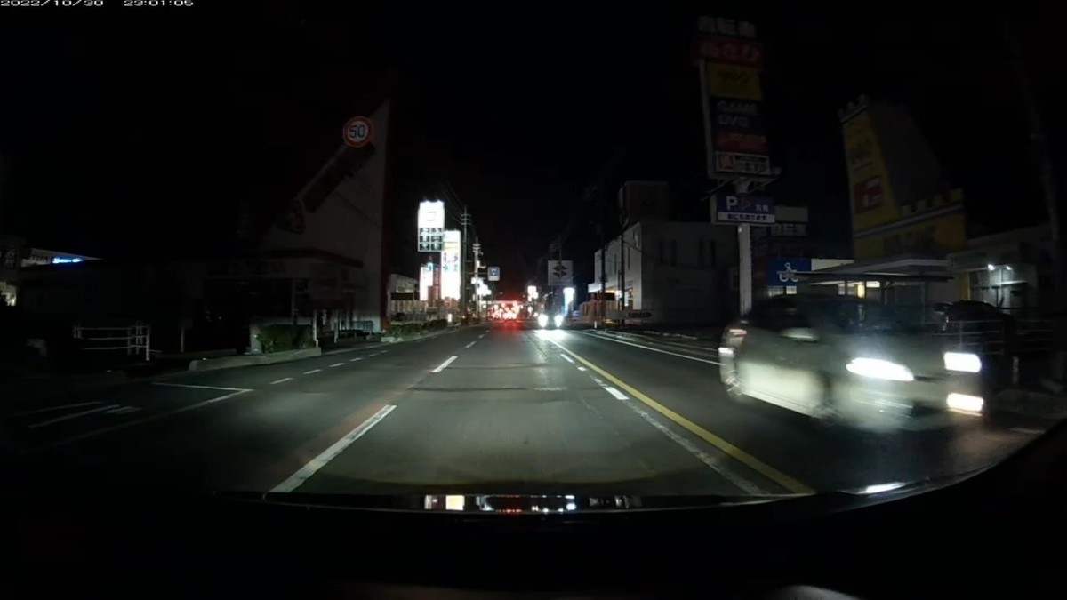 【令和4年10月30日㈰深夜遭遇車リスト】 〇塗色 車種 ナンバー 遭遇地点までの走行距離(容疑・特徴) 旧道及び国道経由ルート3300m、遭遇NA台。 ①白 軽自動車 岡山581 と 1352 600m(赤鉄道関連ナンバー) ②白 SUV 岡山363 の?・・10 1200m(2桁ナンバー) ③白 ヴェゼル 岡山 ・・10 1400m(2桁&同一№二連続) ➊白 プリウスA 〇〇〇〇〇 の ・・77 2400m(2桁&片目灯火) ※①は赤塗色鉄道画像関連ナンバー。1352 - Google 検索 ※➊はフロントのフォグライトが片目。