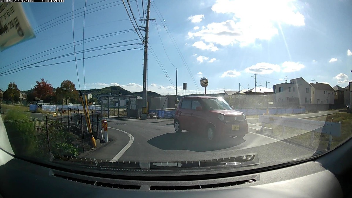 ☆★☆【令和４年１１月２日㈬遭遇車リスト】  国道および仕事場町内縦貫道経由ルート４２００ｍ。  〇番目　塗色　車種　ナンバー　　　　　自宅からの走行距離（特徴＆容疑）  【出発地・自宅９００ｍ圏内】遭遇総数１２台  ①赤　いすゞギガ　　岡山１３４　あ　・・・６　　　７０ｍ（赤塗色＆１桁ナンバー）  ⑥赤　Ｎ－ＯＮＥ　　岡山５８１　と　１８７１　　２００ｍ（赤塗色）  ⑦黒　ルミオン　　　岡山３５４　す　・・１８　　２００ｍ（２桁ナンバー）  ⑧黒　プロフィア　　岡山１３０　え　・５２６　　３００ｍ（３桁ナンバー）  ⑨白　エブリイ　　　岡山４８０　て　６５５５　　３００ｍ（４桁中３桁同字ナンバー）  ⑩銀　スペーシア　　岡山５８４　け　・８０６　　３００ｍ（３桁ナンバー３連続の１）  ⑪白　デイズ　　　　岡山５８８　す　・２０２　　３００ｍ（３桁ナンバー３連続の２）  ⑫白　セレナ　　　　岡山３０１　て　・９０５　　３００ｍ（３桁ナンバー３連続の３）  　※⑧と⑩の運転手は、あからさまに僕の顔を見ながら通過。  　※６台目～１２台目まで、実に７台連続の嫌がらせ容疑要件満足。