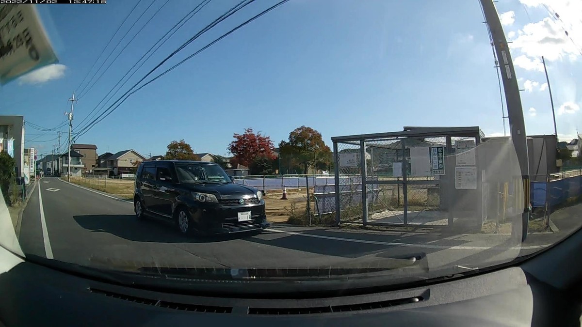 ☆★☆【令和４年１１月２日㈬遭遇車リスト】  国道および仕事場町内縦貫道経由ルート４２００ｍ。  〇番目　塗色　車種　ナンバー　　　　　自宅からの走行距離（特徴＆容疑）  【出発地・自宅９００ｍ圏内】遭遇総数１２台  ①赤　いすゞギガ　　岡山１３４　あ　・・・６　　　７０ｍ（赤塗色＆１桁ナンバー）  ⑥赤　Ｎ－ＯＮＥ　　岡山５８１　と　１８７１　　２００ｍ（赤塗色）  ⑦黒　ルミオン　　　岡山３５４　す　・・１８　　２００ｍ（２桁ナンバー）  ⑧黒　プロフィア　　岡山１３０　え　・５２６　　３００ｍ（３桁ナンバー）  ⑨白　エブリイ　　　岡山４８０　て　６５５５　　３００ｍ（４桁中３桁同字ナンバー）  ⑩銀　スペーシア　　岡山５８４　け　・８０６　　３００ｍ（３桁ナンバー３連続の１）  ⑪白　デイズ　　　　岡山５８８　す　・２０２　　３００ｍ（３桁ナンバー３連続の２）  ⑫白　セレナ　　　　岡山３０１　て　・９０５　　３００ｍ（３桁ナンバー３連続の３）  　※⑧と⑩の運転手は、あからさまに僕の顔を見ながら通過。  　※６台目～１２台目まで、実に７台連続の嫌がらせ容疑要件満足。