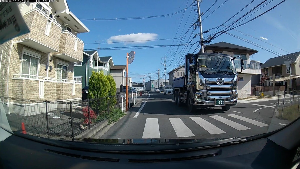 ☆★☆【令和４年１１月２日㈬遭遇車リスト】  国道および仕事場町内縦貫道経由ルート４２００ｍ。  〇番目　塗色　車種　ナンバー　　　　　自宅からの走行距離（特徴＆容疑）  【出発地・自宅９００ｍ圏内】遭遇総数１２台  ①赤　いすゞギガ　　岡山１３４　あ　・・・６　　　７０ｍ（赤塗色＆１桁ナンバー）  ⑥赤　Ｎ－ＯＮＥ　　岡山５８１　と　１８７１　　２００ｍ（赤塗色）  ⑦黒　ルミオン　　　岡山３５４　す　・・１８　　２００ｍ（２桁ナンバー）  ⑧黒　プロフィア　　岡山１３０　え　・５２６　　３００ｍ（３桁ナンバー）  ⑨白　エブリイ　　　岡山４８０　て　６５５５　　３００ｍ（４桁中３桁同字ナンバー）  ⑩銀　スペーシア　　岡山５８４　け　・８０６　　３００ｍ（３桁ナンバー３連続の１）  ⑪白　デイズ　　　　岡山５８８　す　・２０２　　３００ｍ（３桁ナンバー３連続の２）  ⑫白　セレナ　　　　岡山３０１　て　・９０５　　３００ｍ（３桁ナンバー３連続の３）  　※⑧と⑩の運転手は、あからさまに僕の顔を見ながら通過。  　※６台目～１２台目まで、実に７台連続の嫌がらせ容疑要件満足。