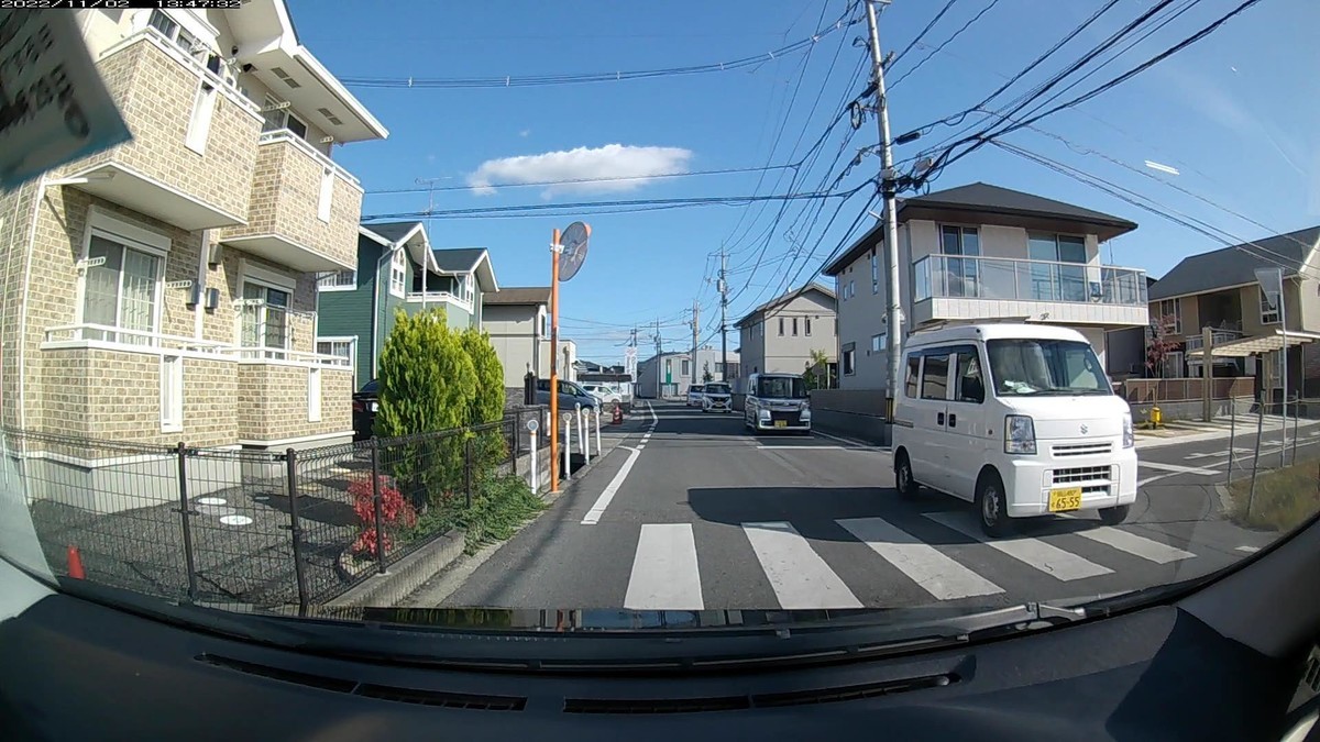 ☆★☆【令和４年１１月２日㈬遭遇車リスト】  国道および仕事場町内縦貫道経由ルート４２００ｍ。  〇番目　塗色　車種　ナンバー　　　　　自宅からの走行距離（特徴＆容疑）  【出発地・自宅９００ｍ圏内】遭遇総数１２台  ①赤　いすゞギガ　　岡山１３４　あ　・・・６　　　７０ｍ（赤塗色＆１桁ナンバー）  ⑥赤　Ｎ－ＯＮＥ　　岡山５８１　と　１８７１　　２００ｍ（赤塗色）  ⑦黒　ルミオン　　　岡山３５４　す　・・１８　　２００ｍ（２桁ナンバー）  ⑧黒　プロフィア　　岡山１３０　え　・５２６　　３００ｍ（３桁ナンバー）  ⑨白　エブリイ　　　岡山４８０　て　６５５５　　３００ｍ（４桁中３桁同字ナンバー）  ⑩銀　スペーシア　　岡山５８４　け　・８０６　　３００ｍ（３桁ナンバー３連続の１）  ⑪白　デイズ　　　　岡山５８８　す　・２０２　　３００ｍ（３桁ナンバー３連続の２）  ⑫白　セレナ　　　　岡山３０１　て　・９０５　　３００ｍ（３桁ナンバー３連続の３）  　※⑧と⑩の運転手は、あからさまに僕の顔を見ながら通過。  　※６台目～１２台目まで、実に７台連続の嫌がらせ容疑要件満足。