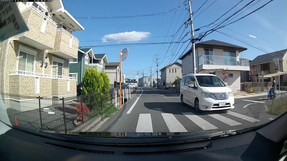 ☆★☆【令和４年１１月２日㈬遭遇車リスト】  国道および仕事場町内縦貫道経由ルート４２００ｍ。  〇番目　塗色　車種　ナンバー　　　　　自宅からの走行距離（特徴＆容疑）  【出発地・自宅９００ｍ圏内】遭遇総数１２台  ①赤　いすゞギガ　　岡山１３４　あ　・・・６　　　７０ｍ（赤塗色＆１桁ナンバー）  ⑥赤　Ｎ－ＯＮＥ　　岡山５８１　と　１８７１　　２００ｍ（赤塗色）  ⑦黒　ルミオン　　　岡山３５４　す　・・１８　　２００ｍ（２桁ナンバー）  ⑧黒　プロフィア　　岡山１３０　え　・５２６　　３００ｍ（３桁ナンバー）  ⑨白　エブリイ　　　岡山４８０　て　６５５５　　３００ｍ（４桁中３桁同字ナンバー）  ⑩銀　スペーシア　　岡山５８４　け　・８０６　　３００ｍ（３桁ナンバー３連続の１）  ⑪白　デイズ　　　　岡山５８８　す　・２０２　　３００ｍ（３桁ナンバー３連続の２）  ⑫白　セレナ　　　　岡山３０１　て　・９０５　　３００ｍ（３桁ナンバー３連続の３）  　※⑧と⑩の運転手は、あからさまに僕の顔を見ながら通過。  　※６台目～１２台目まで、実に７台連続の嫌がらせ容疑要件満足。