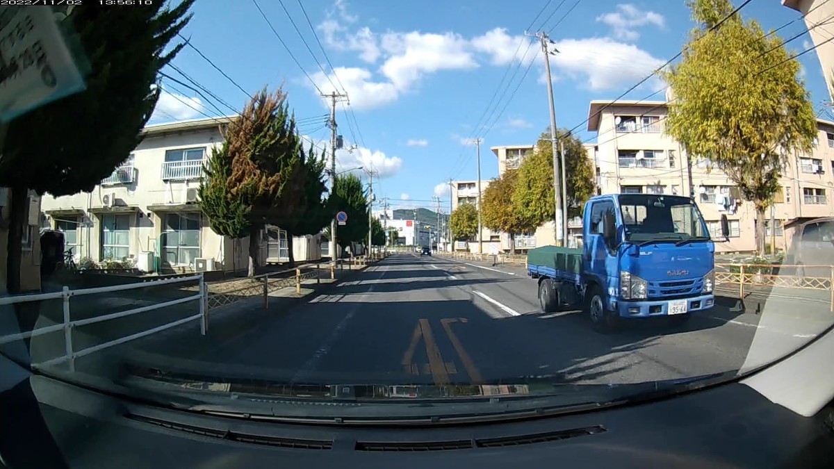 【目的地・仕事場９００ｍ圏内】遭遇総数１０台  ➑緑　いすゞギガ　　岡山１３０　く　２３４５　２８００ｍ（等差数列ナンバー）  ➐黄　７代目アルト　岡山５８６　み　１２０２　２８００ｍ（黄塗色）  ➏青　エルフ　　　　岡山４００　て　９５６４　２９００ｍ（青塗色＆殺しナンバー）  ➎黄　クロスビー　　岡山５８８　た　３３３３　２９００ｍ（黄塗色＆４桁全同字ナンバー）  ➍白　ＡＤバン　　　岡山４００　に　・２８５　３０００ｍ（３桁ナンバー）  ➌白　ＵＤクオン　　倉敷１３０　う　・・６７　３０００ｍ（２桁ナンバー）  　※国道を下りて仕事場町内に入った途端に、また６連続の嫌がらせ容疑要件満足車の登場。