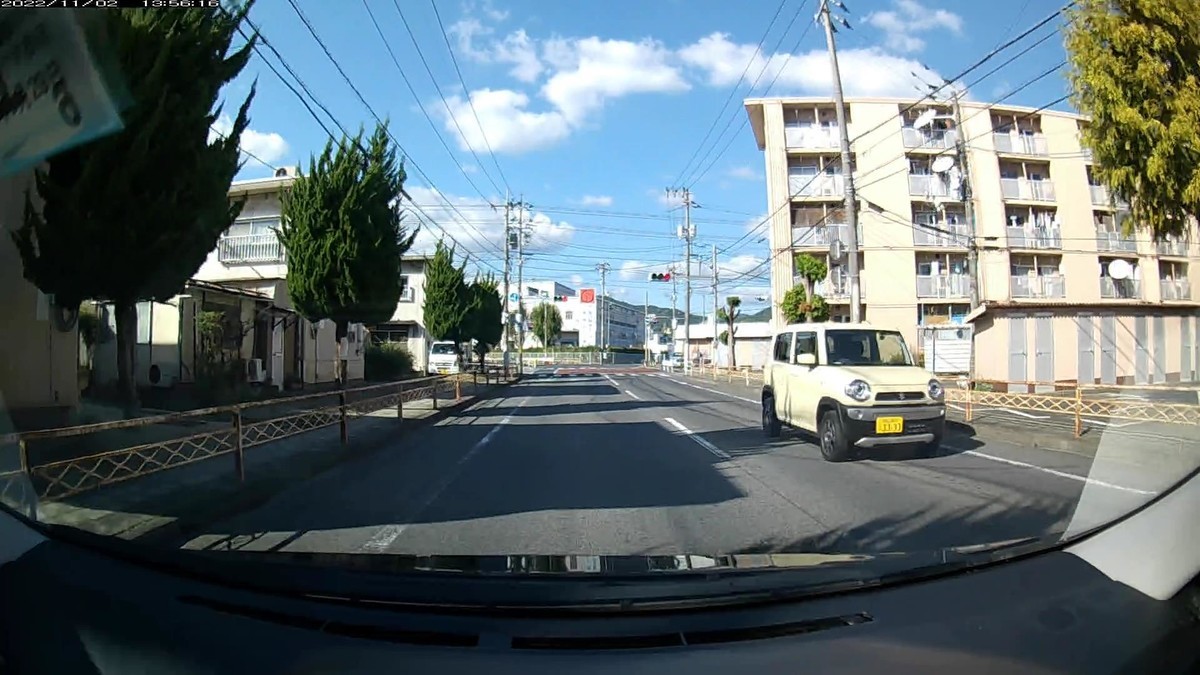 【目的地・仕事場９００ｍ圏内】遭遇総数１０台  ➑緑　いすゞギガ　　岡山１３０　く　２３４５　２８００ｍ（等差数列ナンバー）  ➐黄　７代目アルト　岡山５８６　み　１２０２　２８００ｍ（黄塗色）  ➏青　エルフ　　　　岡山４００　て　９５６４　２９００ｍ（青塗色＆殺しナンバー）  ➎黄　クロスビー　　岡山５８８　た　３３３３　２９００ｍ（黄塗色＆４桁全同字ナンバー）  ➍白　ＡＤバン　　　岡山４００　に　・２８５　３０００ｍ（３桁ナンバー）  ➌白　ＵＤクオン　　倉敷１３０　う　・・６７　３０００ｍ（２桁ナンバー）  　※国道を下りて仕事場町内に入った途端に、また６連続の嫌がらせ容疑要件満足車の登場。