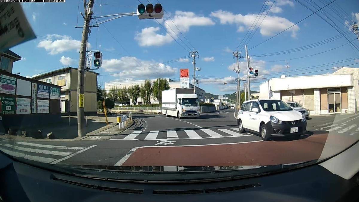 【目的地・仕事場９００ｍ圏内】遭遇総数１０台  ➑緑　いすゞギガ　　岡山１３０　く　２３４５　２８００ｍ（等差数列ナンバー）  ➐黄　７代目アルト　岡山５８６　み　１２０２　２８００ｍ（黄塗色）  ➏青　エルフ　　　　岡山４００　て　９５６４　２９００ｍ（青塗色＆殺しナンバー）  ➎黄　クロスビー　　岡山５８８　た　３３３３　２９００ｍ（黄塗色＆４桁全同字ナンバー）  ➍白　ＡＤバン　　　岡山４００　に　・２８５　３０００ｍ（３桁ナンバー）  ➌白　ＵＤクオン　　倉敷１３０　う　・・６７　３０００ｍ（２桁ナンバー）  　※国道を下りて仕事場町内に入った途端に、また６連続の嫌がらせ容疑要件満足車の登場。