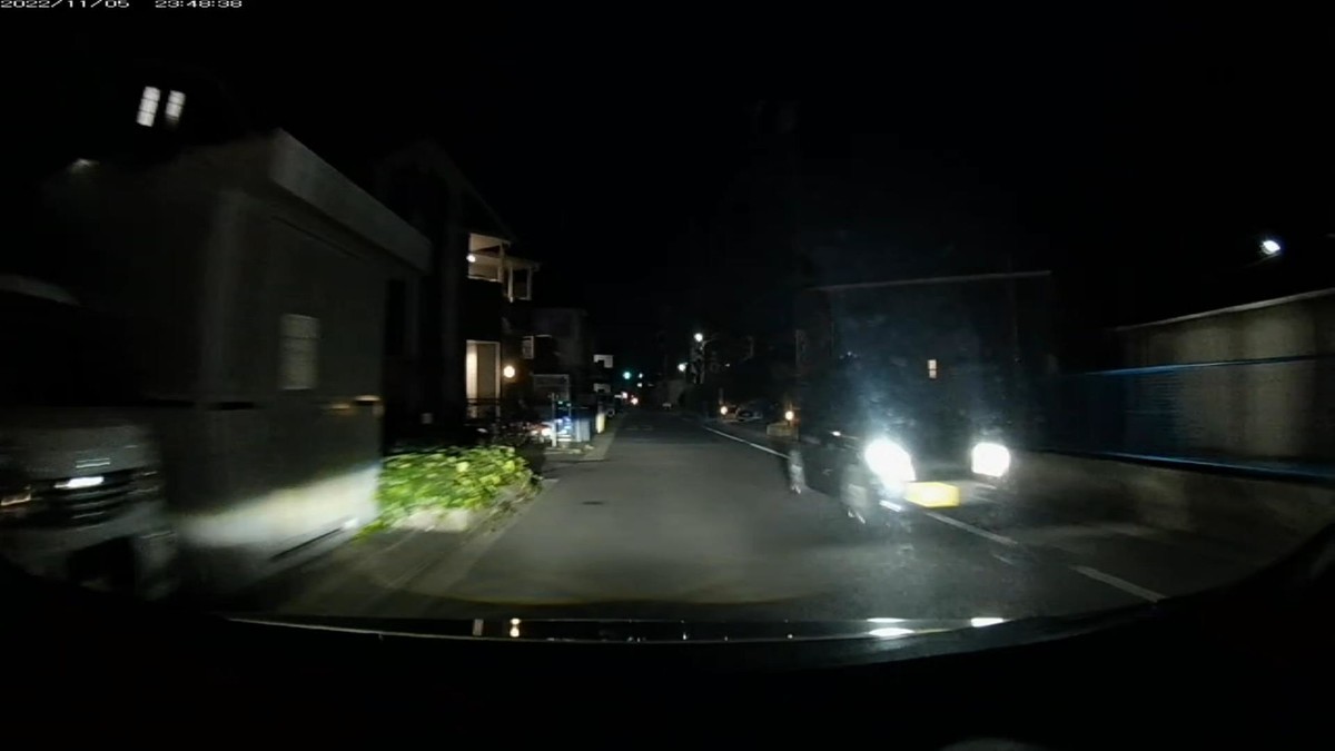 【令和４年１１月５日㈯深夜遭遇車リスト】  〇塗色　車種　　　ナンバー　　　　　　遭遇地点までの走行距離（容疑・特徴）  鉄道跡地経由ルート２８００ｍ、遭遇５台。  ①白　ライフ　　　　岡山７９１　ね　・・２４　　２００ｍ（２桁ナンバー）  ②黒　軽自動車　　　岡山５８５　ち　１１１１　　４００ｍ（４桁全同字ナンバー）  ③銀　軽自動車　　　岡山７８７　め　・・・２　２１００ｍ（１桁ナンバー）  ④白　軽自動車　　　岡山５８３　つ　１６３１　２１００ｍ  ⑤黒　車種不明　　　神戸〇〇〇　〇　９３５７　２２００ｍ  　※旧道区間で遭遇した車２台がすべて嫌がらせナンバーであるお約束。  　※そこを通れば必ず嫌がらせ容疑要件満足車が現れる「地縛嫌がらせ地点１」に、１桁ナンバー・・・２が現れるお約束。