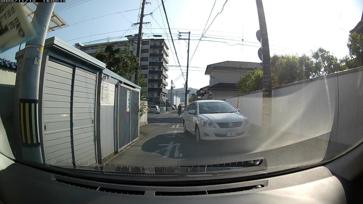 ☆★☆【令和４年１１月１２日㈯遭遇車リスト】  国道及び仕事場最寄り駅前通り経由ルート３５００ｍ。  〇番目　塗色　車種　ナンバー　　　　　自宅からの走行距離（特徴＆容疑）  【出発地・自宅４００ｍ圏内】遭遇総数３台  ①青　プレオ　　　　岡山５８０　か　９６８３　　　５０ｍ（青塗色）  ②白　トヨタＳＵＶ　岡山５２１　た　５０００　　　６０ｍ（４桁中３桁同字ナンバー）  ③白　プレミオ　　　岡山５３７　の　・８１０　　７００ｍ（３桁ナンバー＆粗暴運転）  　※最初３台がいずれも嫌がらせ容疑要件を満足する毎日のお約束。  　※③は、急いで僕の邪魔をしに来るように、停止線到達寸前の僕の車の目の前に、暴走右折で現れた。僕の車の姿はカーブミラーに映っていたはずで、優良運転手ならば、無理な進入はしなかったはず。