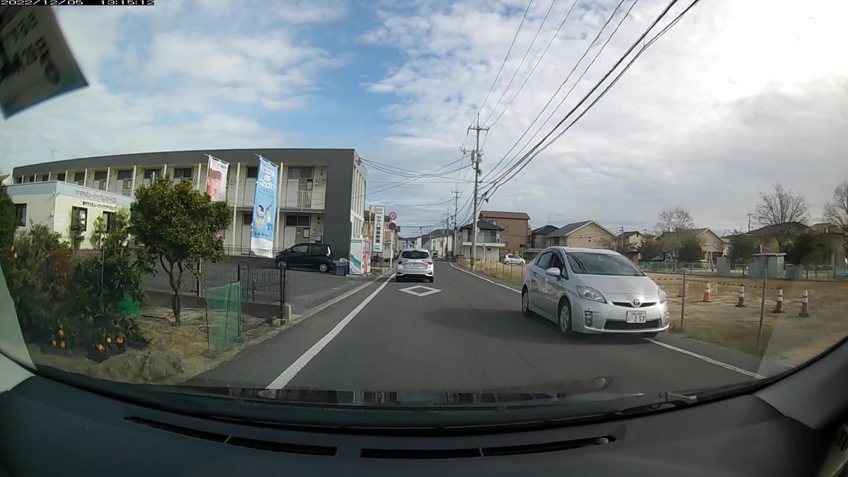☆★☆【令和４年１２月５日㈪遭遇車リスト】  国道及び仕事場最寄り駅前通り経由ルート３５００ｍ。  〇番目　ナンバー　　　　　自宅からの走行距離（特徴＆容疑）  【出発地４００ｍ圏内】遭遇総数４台  ②・２５７、④青、⑤・２１９、⑥・５３８。  ②銀　プリウス　　　　岡山３０１　に　・２５７　２１０ｍ（３桁ナンバー）  ④青　スペーシアカス　岡山５８１　せ　８５６７　３００ｍ（青塗色）  ⑤白　クラウン　　　　岡山３３５　す　・２１９　３００ｍ（３桁ナンバー）  ⑥白　エブリイ　　　　岡山４８０　な　・５３８　３００ｍ（３桁ナンバー）  　※訝しむだけ損な、敵方にとって都合のよすぎる状況だが、最初３台以内に３桁ナンバーが含まれ、最初６台の遭遇車の半数以上が３桁以下ナンバーである状況が毎日続いているのは、やはり不自然でしかない。     【目的地・仕事場４００ｍ圏内】遭遇総数１１台  ➋・・１１、➊青。  ➋白　ハリアー 　　　　岡山３〇〇　〇　・・１１　３４００ｍ（２桁ナンバー）  ➊青 　タント　　　　　岡山５８２　て　３９６８　３４００ｍ（青塗色）  　※最後の２台が連続で毎日の嫌がらせ容疑要件を満足するお約束。