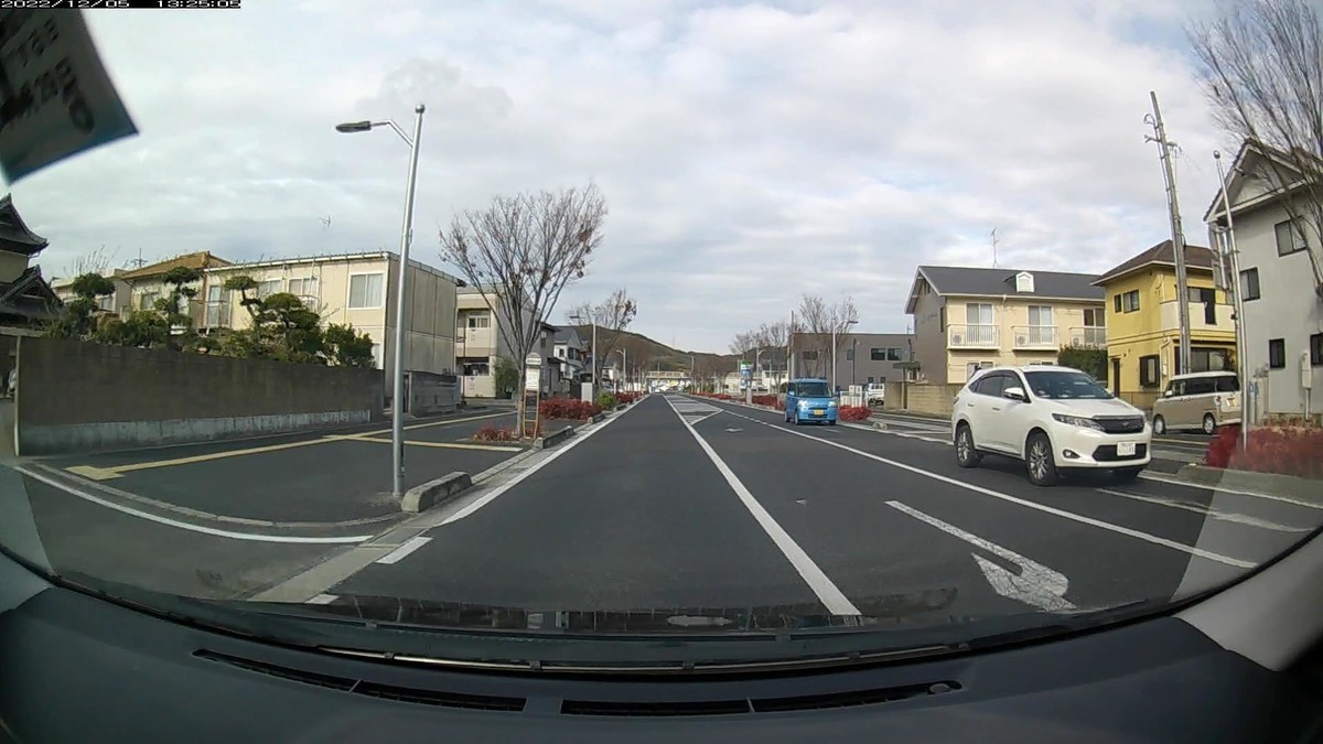 ☆★☆【令和４年１２月５日㈪遭遇車リスト】  国道及び仕事場最寄り駅前通り経由ルート３５００ｍ。  〇番目　ナンバー　　　　　自宅からの走行距離（特徴＆容疑）  【出発地４００ｍ圏内】遭遇総数４台  ②・２５７、④青、⑤・２１９、⑥・５３８。  ②銀　プリウス　　　　岡山３０１　に　・２５７　２１０ｍ（３桁ナンバー）  ④青　スペーシアカス　岡山５８１　せ　８５６７　３００ｍ（青塗色）  ⑤白　クラウン　　　　岡山３３５　す　・２１９　３００ｍ（３桁ナンバー）  ⑥白　エブリイ　　　　岡山４８０　な　・５３８　３００ｍ（３桁ナンバー）  　※訝しむだけ損な、敵方にとって都合のよすぎる状況だが、最初３台以内に３桁ナンバーが含まれ、最初６台の遭遇車の半数以上が３桁以下ナンバーである状況が毎日続いているのは、やはり不自然でしかない。     【目的地・仕事場４００ｍ圏内】遭遇総数１１台  ➋・・１１、➊青。  ➋白　ハリアー 　　　　岡山３〇〇　〇　・・１１　３４００ｍ（２桁ナンバー）  ➊青 　タント　　　　　岡山５８２　て　３９６８　３４００ｍ（青塗色）  　※最後の２台が連続で毎日の嫌がらせ容疑要件を満足するお約束。