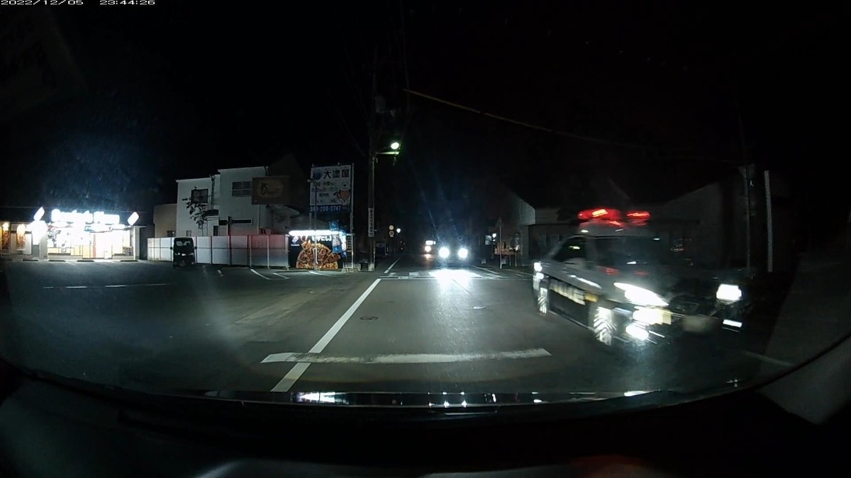 【令和４年１２月５日㈫深夜遭遇車リスト】  〇塗色　車種　　　ナンバー　　　　　　遭遇地点までの走行距離（容疑・特徴）  鉄道跡地経由ルート２８００ｍ、遭遇３台。  ①警察クラウン　　　岡山８００　せ　・６１８　２３００ｍ（３桁ナンバー）　  ②黒　軽自動車　　　岡山５８１　ち　７７４７　２３００ｍ（４桁中３桁同字ナンバー）  ③白　カムリ　　　　江東３１０　つ　５０００　２６２０ｍ（４桁中３桁同字ナンバー）  　　※①の３桁パトカー、②７７４７は、そこを通って遭遇車がいれば、それが必ず赤青黄塗色ないし４桁中３桁以上同字ナンバーのいずれかである、「地縛嫌がらせ地点１」に登場。直前の先行に警察が走っているにもかかわらず、僕が「地縛嫌がらせ地点１」を通るタイミングぴったりで登場。先行車にペースをつかまれているのにも関わらず、意図したとおりの地点に登場。  　　※③の５０００カムリ同一個体は、前回の登場時は昼間。・４２４（死ねよナンバー）が出勤時最初の遭遇車だった日の３台目として登場。