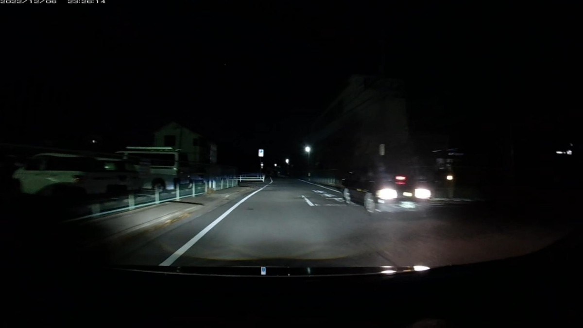 12月6日㈫ 鉄道跡地経由ルート2800m、遭遇3台。 ①黒 コンフォート 岡山500 あ 3764 800m(特殊容疑) ②黄 タント 岡山58〇 〇 2922 2200m(黄&4桁中3桁同字ナンバー) ③警察 クラウン 岡山800 せ 1314 2500m(2晩連続のパトカー) ※①の3764は、死角に停まっていて、僕から見えるようになる直前に、ハイビームを通常点灯に変更。停止線を少しだけ乗り越え、他に車のいない交差点内で最徐行前進。 ※②の黄塗色の4桁中3桁同字ナンバー2922は、そこを通って遭遇車がいれば、それが必ず赤青黄塗色ないし4桁中3桁以上同字ナンバーのいずれかである、「地縛嫌がらせ地点1」に登場。この地点に4桁中3桁同字ナンバーが現れるのは2晩連続。3km走ってほんの3台の車としか遭遇しない道中でこの状況は、偶発たり得ない。 ※走行中車線側で路肩駐車していた③は、灯火点灯操作の練習でもしているふりなのか、車幅灯のみ点灯、左ウインカー点灯、ブレーキランプ点灯、ハザード点滅追加と変化し、僕が横に並んだ瞬間に回転灯点灯。速度超過もしていない僕相手に嫌がらせのつもりなら、嫌がらせ加担警官の幼児性が窺がわれる。 ※昨夜の「地縛嫌がらせ地点1」に3桁ナンバーパトカーと7747とが連れ立って現れた状況については、訳知りの世間の一部で「警察の自殺」との評価。