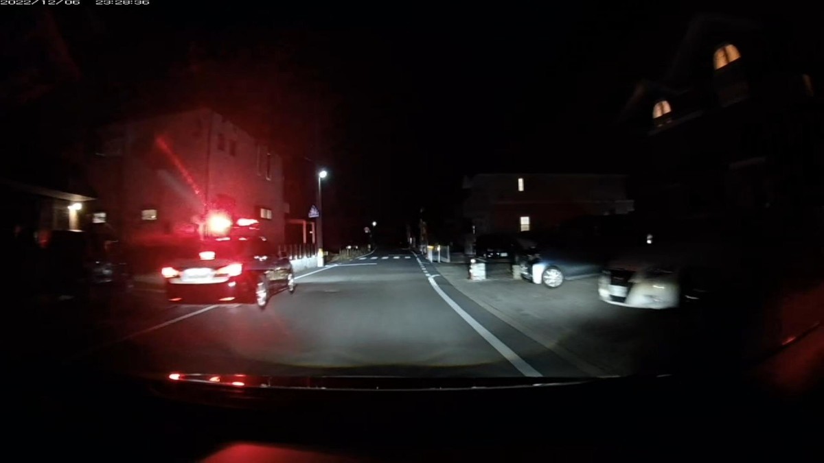 12月6日㈫ 鉄道跡地経由ルート2800m、遭遇3台。 ①黒 コンフォート 岡山500 あ 3764 800m(特殊容疑) ②黄 タント 岡山58〇 〇 2922 2200m(黄&4桁中3桁同字ナンバー) ③警察 クラウン 岡山800 せ 1314 2500m(2晩連続のパトカー) ※①の3764は、死角に停まっていて、僕から見えるようになる直前に、ハイビームを通常点灯に変更。停止線を少しだけ乗り越え、他に車のいない交差点内で最徐行前進。 ※②の黄塗色の4桁中3桁同字ナンバー2922は、そこを通って遭遇車がいれば、それが必ず赤青黄塗色ないし4桁中3桁以上同字ナンバーのいずれかである、「地縛嫌がらせ地点1」に登場。この地点に4桁中3桁同字ナンバーが現れるのは2晩連続。3km走ってほんの3台の車としか遭遇しない道中でこの状況は、偶発たり得ない。 ※走行中車線側で路肩駐車していた③は、灯火点灯操作の練習でもしているふりなのか、車幅灯のみ点灯、左ウインカー点灯、ブレーキランプ点灯、ハザード点滅追加と変化し、僕が横に並んだ瞬間に回転灯点灯。速度超過もしていない僕相手に嫌がらせのつもりなら、嫌がらせ加担警官の幼児性が窺がわれる。 ※昨夜の「地縛嫌がらせ地点1」に3桁ナンバーパトカーと7747とが連れ立って現れた状況については、訳知りの世間の一部で「警察の自殺」との評価。