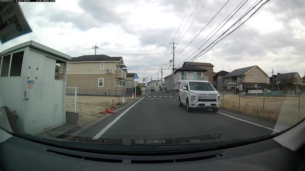 ☆★☆【令和４年１２月７日㈬遭遇車リスト】  新幹線側道＆買い出し店舗経由ルート３５００ｍ。  〇番目　ナンバー　　　　　自宅からの走行距離（特徴＆容疑）  【１回目の外出】【出発地＆帰着地（自宅）４００ｍ圏内】遭遇総数出発時３台、帰宅時２台。  ①青緑、②黄・９６６、➊３１３３。  ①青緑　ラパン　　　　岡山５８１　〇　６２３１　　　７０ｍ（青系塗色）  ②黄　アルト　　　　　岡山５８３　す　・９６６　　２００ｍ（黄塗色＆３桁ナンバー）  ➊白　ハイジェット　　岡山４８３　か　３１３３　　残１５ｍ（４桁中３桁同字ナンバー）     【２回目の外出】【出発地４００ｍ圏内】遭遇総数２台  ②１１１６。  ②白　デリカＤ５　　　岡山３３７　せ　１１１６　　２７０ｍ（４桁中３桁同字ナンバー）     【２回目の外出】【目的地４００ｍ圏内】遭遇総数９台  ➌青・８２３、➋赤・・１０、➊・・・２。  ➌青　フィット　　　　岡山５３４　ろ　・８２３　３２００ｍ（青塗色＆３桁ナンバー）  ➋赤　アクア　　　　　岡山５６３　や　・・１０　３３００ｍ（赤塗色＆２桁ナンバー）  ➊白銀　エルフ？　　　岡山１３１　あ　・・・２　３４００ｍ（１桁ナンバー）