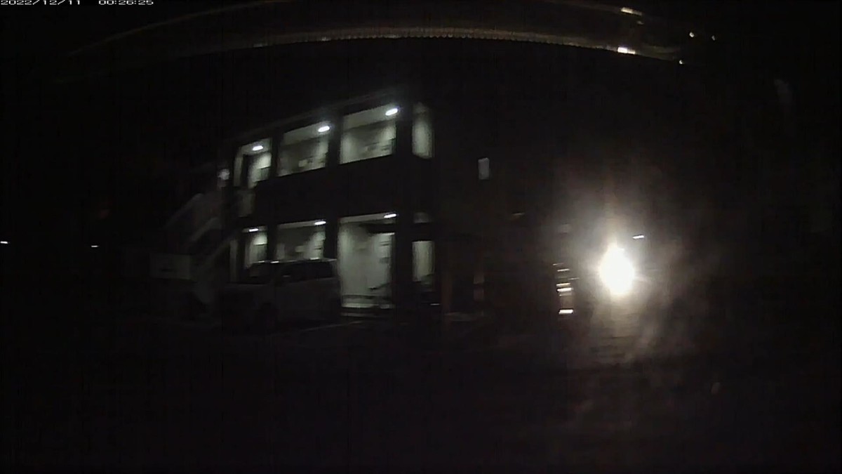 【令和４年１２月１０日㈯深夜遭遇車リスト】  〇塗色　車種　　　ナンバー　　　　　　遭遇地点までの走行距離（容疑・特徴）  旧道経由ルート２８００ｍ、遭遇３台。  ①塗色車種不明　　　〇〇〇〇〇　〇　〇〇〇〇　　　８０ｍ（ブライティング）  ②青　ＣＲーＺ？　　岡山３〇〇　〇　４００１　２２００ｍ（青塗色＆特殊容疑）  ③白　プリウス　　　〇〇３〇〇　〇　４０８４　２５００ｍ（÷２で死に№？）  　※①は、僕の動向を察知したものらしく、僕が仕事場集落内の丁字路を右折する瞬間、近隣死角から突然のハイビーム点灯でブライティング。  　※②の青塗色４００１は、そこを通って遭遇車がいれば、それが必ず赤青黄塗色ないし４桁中３桁以上同字ナンバーのいずれかである、「地縛嫌がらせ地点１」に登場。  　※４００１は海上自衛隊輸送艦の艦番号で、艦名は僕自身の実名名字と同じ。偶発たり得ない。