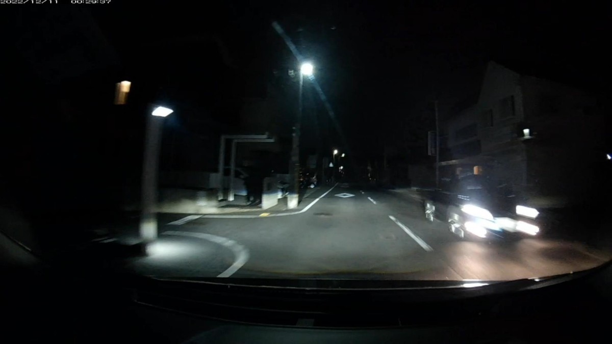 【令和４年１２月１０日㈯深夜遭遇車リスト】  〇塗色　車種　　　ナンバー　　　　　　遭遇地点までの走行距離（容疑・特徴）  旧道経由ルート２８００ｍ、遭遇３台。  ①塗色車種不明　　　〇〇〇〇〇　〇　〇〇〇〇　　　８０ｍ（ブライティング）  ②青　ＣＲーＺ？　　岡山３〇〇　〇　４００１　２２００ｍ（青塗色＆特殊容疑）  ③白　プリウス　　　〇〇３〇〇　〇　４０８４　２５００ｍ（÷２で死に№？）  　※①は、僕の動向を察知したものらしく、僕が仕事場集落内の丁字路を右折する瞬間、近隣死角から突然のハイビーム点灯でブライティング。  　※②の青塗色４００１は、そこを通って遭遇車がいれば、それが必ず赤青黄塗色ないし４桁中３桁以上同字ナンバーのいずれかである、「地縛嫌がらせ地点１」に登場。  　※４００１は海上自衛隊輸送艦の艦番号で、艦名は僕自身の実名名字と同じ。偶発たり得ない。