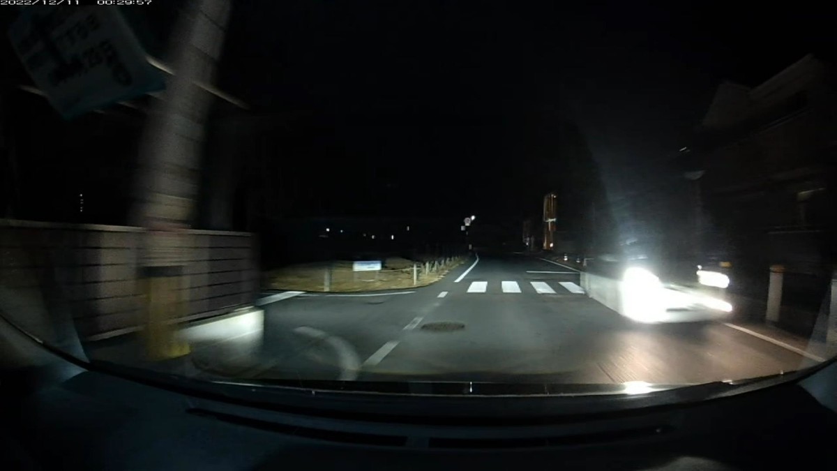 【令和４年１２月１０日㈯深夜遭遇車リスト】  〇塗色　車種　　　ナンバー　　　　　　遭遇地点までの走行距離（容疑・特徴）  旧道経由ルート２８００ｍ、遭遇３台。  ①塗色車種不明　　　〇〇〇〇〇　〇　〇〇〇〇　　　８０ｍ（ブライティング）  ②青　ＣＲーＺ？　　岡山３〇〇　〇　４００１　２２００ｍ（青塗色＆特殊容疑）  ③白　プリウス　　　〇〇３〇〇　〇　４０８４　２５００ｍ（÷２で死に№？）  　※①は、僕の動向を察知したものらしく、僕が仕事場集落内の丁字路を右折する瞬間、近隣死角から突然のハイビーム点灯でブライティング。  　※②の青塗色４００１は、そこを通って遭遇車がいれば、それが必ず赤青黄塗色ないし４桁中３桁以上同字ナンバーのいずれかである、「地縛嫌がらせ地点１」に登場。  　※４００１は海上自衛隊輸送艦の艦番号で、艦名は僕自身の実名名字と同じ。偶発たり得ない。