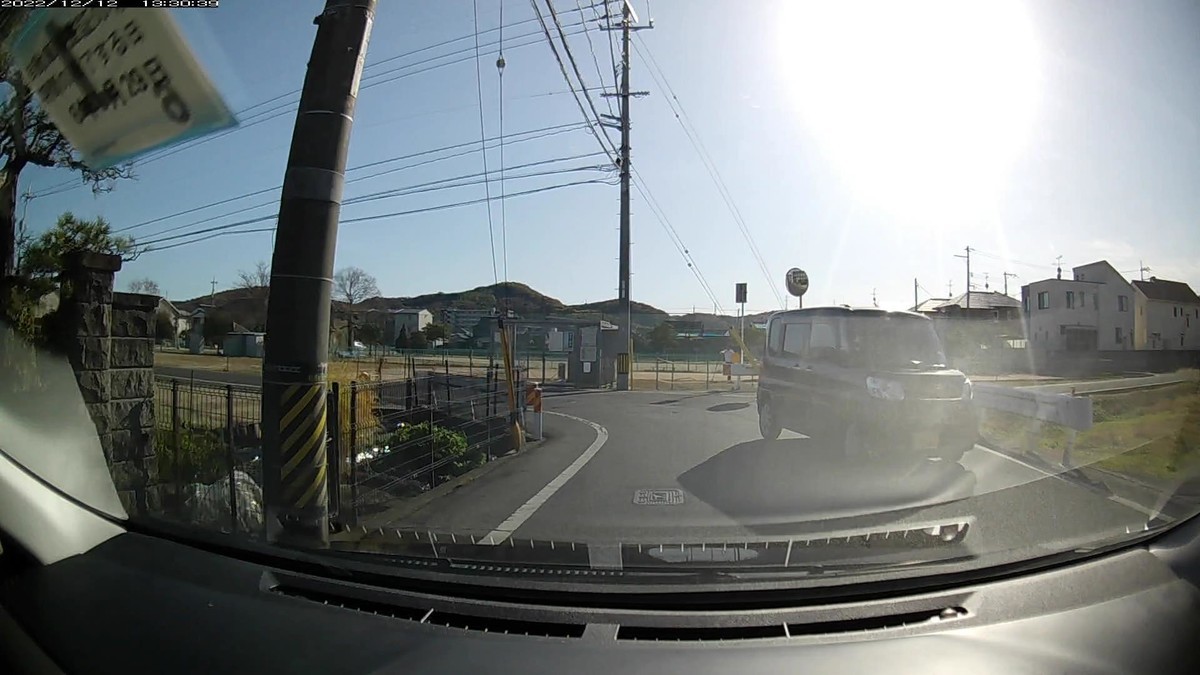 ☆★☆【令和４年１２月１２日㈪遭遇車リスト】  国道経由ルート３５００ｍ。  〇番目　塗色　車種　ナンバー　　　　　自宅からの走行距離（特徴＆容疑）  【出発地４００ｍ圏内】遭遇総数４台  １２日㈪  ③茶　スペーシア　　　岡山５８６　ら　・２２７　　１９０ｍ（３桁ナンバー）  　※稼働中の遭遇車の意味では、完全に下火の日。     【目的地４００ｍ圏内】遭遇総数１台  　※特に容疑車無し。     　※警戒区間内には、上記の③・２２７、１台のみの容疑者の登場で完全に下火の日。  　※但し、四半世紀以上に亘って僕に対する嫌がらせをアレンジしてきた主体組織は在京某Ｎ大学理工学部だとはっきりしているが、同大学商学部出身の社長を持つ某カーディーラーの、僕の自宅から１８００ｍ程度の出勤路沿線にあり、半年ごとの整備入庫の契約をしている店舗が、来客用駐車場に、ここ数日にわかに赤い車３台を並べて展示するようになったことについて、注視の必要が出てきている。同ディーラーで僕の車のＧＰＳ発信機の有無を調査してもらったことがあるが、その同じディーラーで、真っ赤でナンバー７７９７な代車を宛がわれたこともあり、悪意を訝しんで、調査結果を信用できずにいる。同代車についても、今回の赤塗色車３台についても、仮に悪意が働いているとしても、どの決裁レベルでの話なのか判断不能。