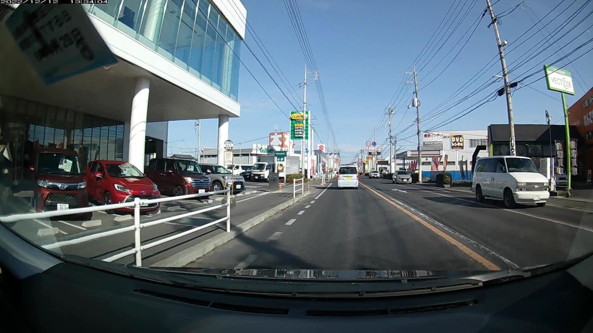 ☆★☆【令和４年１２月１２日㈪遭遇車リスト】  国道経由ルート３５００ｍ。  〇番目　塗色　車種　ナンバー　　　　　自宅からの走行距離（特徴＆容疑）  【出発地４００ｍ圏内】遭遇総数４台  １２日㈪  ③茶　スペーシア　　　岡山５８６　ら　・２２７　　１９０ｍ（３桁ナンバー）  　※稼働中の遭遇車の意味では、完全に下火の日。     【目的地４００ｍ圏内】遭遇総数１台  　※特に容疑車無し。     　※警戒区間内には、上記の③・２２７、１台のみの容疑者の登場で完全に下火の日。  　※但し、四半世紀以上に亘って僕に対する嫌がらせをアレンジしてきた主体組織は在京某Ｎ大学理工学部だとはっきりしているが、同大学商学部出身の社長を持つ某カーディーラーの、僕の自宅から１８００ｍ程度の出勤路沿線にあり、半年ごとの整備入庫の契約をしている店舗が、来客用駐車場に、ここ数日にわかに赤い車３台を並べて展示するようになったことについて、注視の必要が出てきている。同ディーラーで僕の車のＧＰＳ発信機の有無を調査してもらったことがあるが、その同じディーラーで、真っ赤でナンバー７７９７な代車を宛がわれたこともあり、悪意を訝しんで、調査結果を信用できずにいる。同代車についても、今回の赤塗色車３台についても、仮に悪意が働いているとしても、どの決裁レベルでの話なのか判断不能。