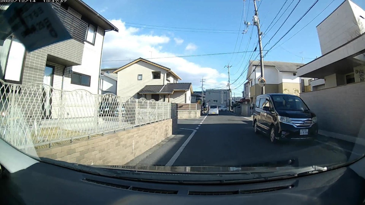 ☆★☆【令和4年12月14日㈬遭遇車リスト】 国道経由ルート3500m。 〇番目 塗色 車種 ナンバー 自宅からの走行距離(特徴&容疑) 【出発地400m圏内】遭遇総数4台 ③・999 ③黒 セレナ 岡山355 め ・999 60m(3桁全同字ナンバー) 【目的地400m圏内】遭遇総数1台 ➊青・・・9。 ➊青 BMW1 岡山382 は ・・・9 3500m(青塗色&1桁ナンバー)。 ※最初の対向車と、最後の対向車が・999と・・・9。連携した嫌がらせか。 ※四半世紀以上に亘って僕に対する嫌がらせをアレンジしてきた主体組織は在京某N大学理工学部だとはっきりしているが、ここ数日、同大学商学部出身の社長を持つ某カーディーラーの、僕が半年ごとの整備入庫の契約をしている店舗が、僕の出勤路沿線の来客用駐車場に、にわかに赤い車3台を並べて展示するようになったことについて、注視の必要が出てきている。同ディーラーで僕の車のGPS発信機の有無を調査してもらったことがあるが、その同じディーラーで、真っ赤でナンバー7797な代車を宛がわれたこともあり、悪意を訝しんで、調査結果を信用できずにいる。この日も、黒塗色展示車を挟んで、なんの魅力もない色合いの赤塗色展示車が3台並んでいた。