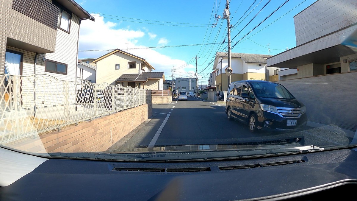 ☆★☆【令和4年12月14日㈬遭遇車リスト】 国道経由ルート3500m。 〇番目 塗色 車種 ナンバー 自宅からの走行距離(特徴&容疑) 【出発地400m圏内】遭遇総数4台 ③・999 ③黒 セレナ 岡山355 め ・999 60m(3桁全同字ナンバー) 【目的地400m圏内】遭遇総数1台 ➊青・・・9。 ➊青 BMW1 岡山382 は ・・・9 3500m(青塗色&1桁ナンバー)。 ※最初の対向車と、最後の対向車が・999と・・・9。連携した嫌がらせか。 ※四半世紀以上に亘って僕に対する嫌がらせをアレンジしてきた主体組織は在京某N大学理工学部だとはっきりしているが、ここ数日、同大学商学部出身の社長を持つ某カーディーラーの、僕が半年ごとの整備入庫の契約をしている店舗が、僕の出勤路沿線の来客用駐車場に、にわかに赤い車3台を並べて展示するようになったことについて、注視の必要が出てきている。同ディーラーで僕の車のGPS発信機の有無を調査してもらったことがあるが、その同じディーラーで、真っ赤でナンバー7797な代車を宛がわれたこともあり、悪意を訝しんで、調査結果を信用できずにいる。この日も、黒塗色展示車を挟んで、なんの魅力もない色合いの赤塗色展示車が3台並んでいた。