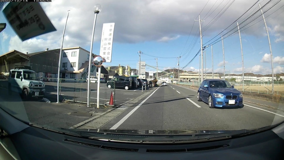 ☆★☆【令和4年12月14日㈬遭遇車リスト】 国道経由ルート3500m。 〇番目 塗色 車種 ナンバー 自宅からの走行距離(特徴&容疑) 【出発地400m圏内】遭遇総数4台 ③・999 ③黒 セレナ 岡山355 め ・999 60m(3桁全同字ナンバー) 【目的地400m圏内】遭遇総数1台 ➊青・・・9。 ➊青 BMW1 岡山382 は ・・・9 3500m(青塗色&1桁ナンバー)。 ※最初の対向車と、最後の対向車が・999と・・・9。連携した嫌がらせか。 ※四半世紀以上に亘って僕に対する嫌がらせをアレンジしてきた主体組織は在京某N大学理工学部だとはっきりしているが、ここ数日、同大学商学部出身の社長を持つ某カーディーラーの、僕が半年ごとの整備入庫の契約をしている店舗が、僕の出勤路沿線の来客用駐車場に、にわかに赤い車3台を並べて展示するようになったことについて、注視の必要が出てきている。同ディーラーで僕の車のGPS発信機の有無を調査してもらったことがあるが、その同じディーラーで、真っ赤でナンバー7797な代車を宛がわれたこともあり、悪意を訝しんで、調査結果を信用できずにいる。この日も、黒塗色展示車を挟んで、なんの魅力もない色合いの赤塗色展示車が3台並んでいた。