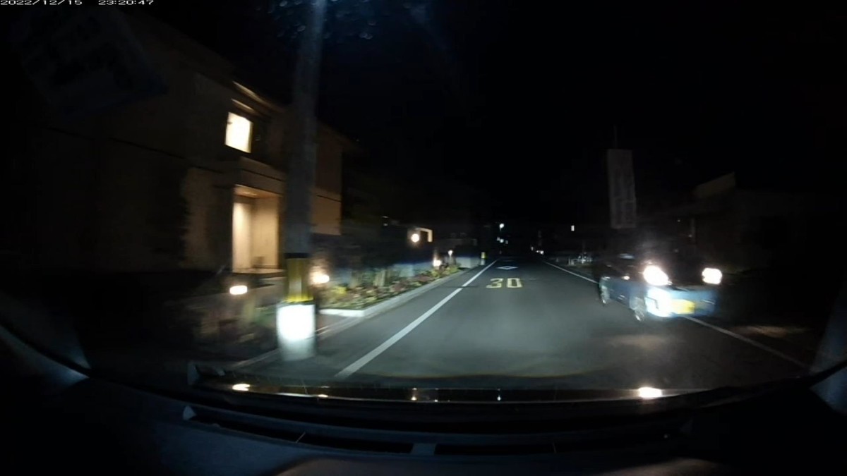 【令和４年１２月１５日㈭深夜遭遇車リスト】  〇塗色　車種　　　ナンバー　　　　　　遭遇地点までの走行距離（容疑・特徴）  鉄道跡地経由ルート２８００ｍ、遭遇３台。  ①塗色車種不明　　　〇〇〇〇〇　〇　・８０４　２０００ｍ（３桁ナンバー）  ②黄　コンフォート　岡山５００　あ　４５６４　２１００ｍ（黄＆殺しナンバー）  ③青　軽自動車　　　岡山５８１　ち　５７３８　２２００ｍ（青塗色）  　※②の黄塗色４５６４「殺しナンバー」は、そこを通って遭遇車がいれば、それが必ず赤青黄塗色ないし４桁中３桁以上同字ナンバーのいずれかである、「地縛嫌がらせ地点１」に登場。