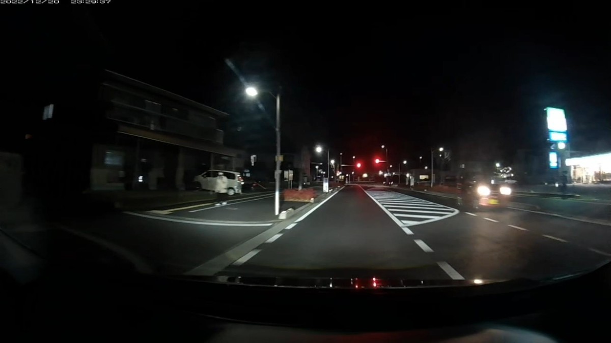 【令和４年１２月２０日㈫深夜遭遇車リスト】  新幹線側道経由ルート２８００ｍ、遭遇４台。  ①灰　軽自動車　　　山口５８５　ね　２０００　　　１５ｍ（４桁中３桁同字）  ②赤　車種不明　　　〇〇〇〇〇　〇　〇〇〇〇　　１００ｍ（赤塗色）  ③赤　アルト　　　　岡山５８１　く　９３６４　　３５０ｍ（赤塗色）  　※給油の日にしか使わないルートに、赤塗色の２連続。  　※僕が向かう可能性のあるあらゆるルート各所に、容疑要件満足車が配置されているという証左。