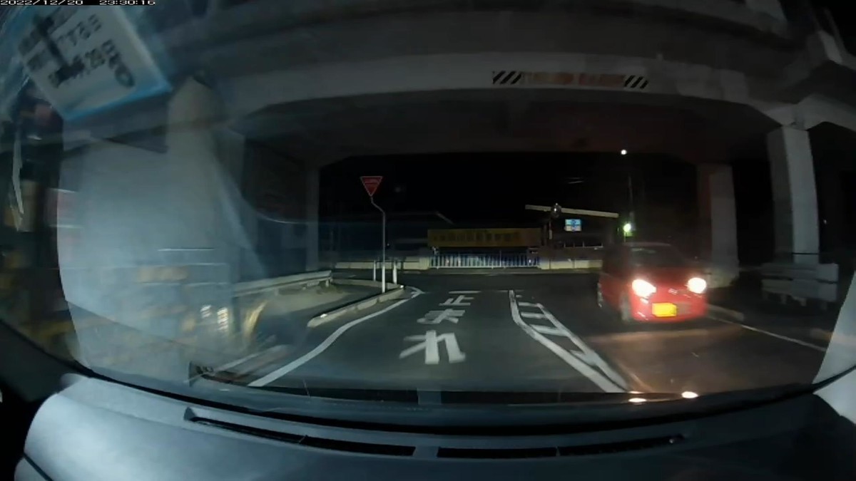 【令和４年１２月２０日㈫深夜遭遇車リスト】  新幹線側道経由ルート２８００ｍ、遭遇４台。  ①灰　軽自動車　　　山口５８５　ね　２０００　　　１５ｍ（４桁中３桁同字）  ②赤　車種不明　　　〇〇〇〇〇　〇　〇〇〇〇　　１００ｍ（赤塗色）  ③赤　アルト　　　　岡山５８１　く　９３６４　　３５０ｍ（赤塗色）  　※給油の日にしか使わないルートに、赤塗色の２連続。  　※僕が向かう可能性のあるあらゆるルート各所に、容疑要件満足車が配置されているという証左。