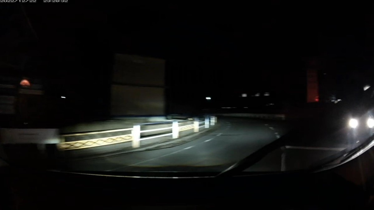 【令和４年１２月２２日㈭深夜遭遇車リスト】  鉄道跡地経由ルート２８００ｍ、遭遇５台。  ①白　ラパン　　　　福山５８１　〇　１４０５　　　６０ｍ  ②塗色車種不明　　　〇〇〇〇〇　〇　１９９９　　５００ｍ（４桁中３桁同字）  ③白　クロスビー？　岡山５８１　え　・４１１　２０００ｍ（３桁ナンバー）  ④黒　車種不明　　　鳥取３００　〇　４２８５　２０００ｍ（死にナンバー）  ⑤黄　コンフォート　岡山５００　あ　４７６７　２１００ｍ（黄塗色）  ※③、④、⑤は、そこを通って遭遇車がいれば、それが必ず赤青黄塗色ないし４桁中３桁以上同字ナンバーなどのような嫌がらせ容疑要件満足車である、「地縛嫌がらせ地点１」に登場。