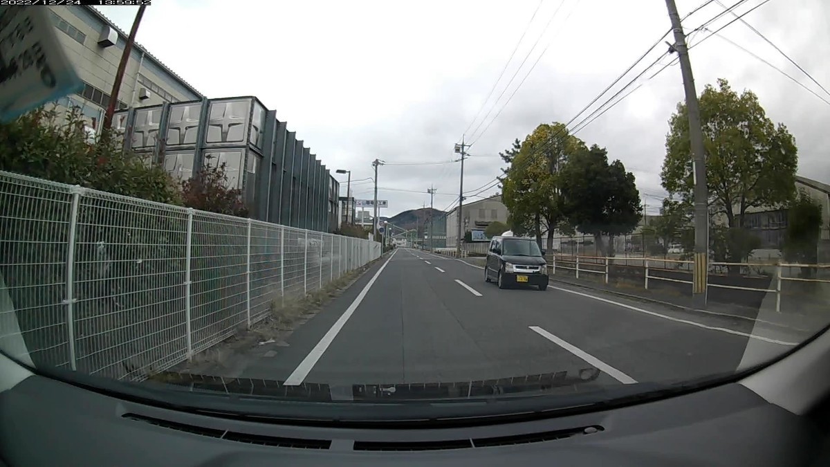☆★☆【令和４年１２月２４日㈯遭遇車リスト】  国道経由＆仕事場町内縦貫ルート３５００ｍ。  〇番目　塗色　車種　ナンバー　　　　　自宅からの走行距離（特徴＆容疑）  【出発地４００ｍ圏内】遭遇総数６台　  ①黄９８７６、②・・３４、④・７７７、➅青。  ①黄　Ｎ－ＢＯＸ　　岡山５８１　つ　９８７６　　１２０ｍ（黄＆等差数列）  ②白　アクア　　　　岡山５３７　る　・・３４　　１４０ｍ（２桁ナンバー）  ④白　パレット　　　岡山５８６　あ　・７７７　　２３０ｍ（３桁全同字ナンバー）  ➅青　スペーシア　　岡山５８１　な　６１１５　　６００ｍ（青塗色）  　※最初の対向車が等差数列ナンバーであるのは２日連続。  　※その等差数列ナンバーの後ろに２桁ナンバーが走っているのは２日連続。     【目的地１２００ｍ圏内】遭遇総数１０台  ➏・１７８、➍６０００、➌・２２７、➋・８１４、➊赤。  ➏黒　ワゴンＲ　　　岡山５９０　に　・１７８　３１００ｍ（３桁ナンバー）  ➍白　ルミオン　　　岡山３４３　ゆ　６０００　３３００ｍ（４桁中３桁同字）  ➌白　ＲＡＶ４　　　岡山３９８　る　・２２７　３３００ｍ（３桁ナンバー）  ➋白　ベンツＣＬＡ　岡山３３２　ほ　・８１４　３４００ｍ（３桁ナンバー）、  ➊赤　パッソ　　　　福山５０１　る　７５１２　３９００ｍ（赤塗色）  　※➍～➋の車はすべて、直角カーブで無駄に膨らんで走る馬鹿走行を見せた。集団ストーカーは一様に頭が悪いということの証左か。  　※➊の赤は、対向直後にアパート駐車場に駐車する動きを見せたため、そこの住人と考えられるが、だからと言って作為なしと断定する材料にはならない。