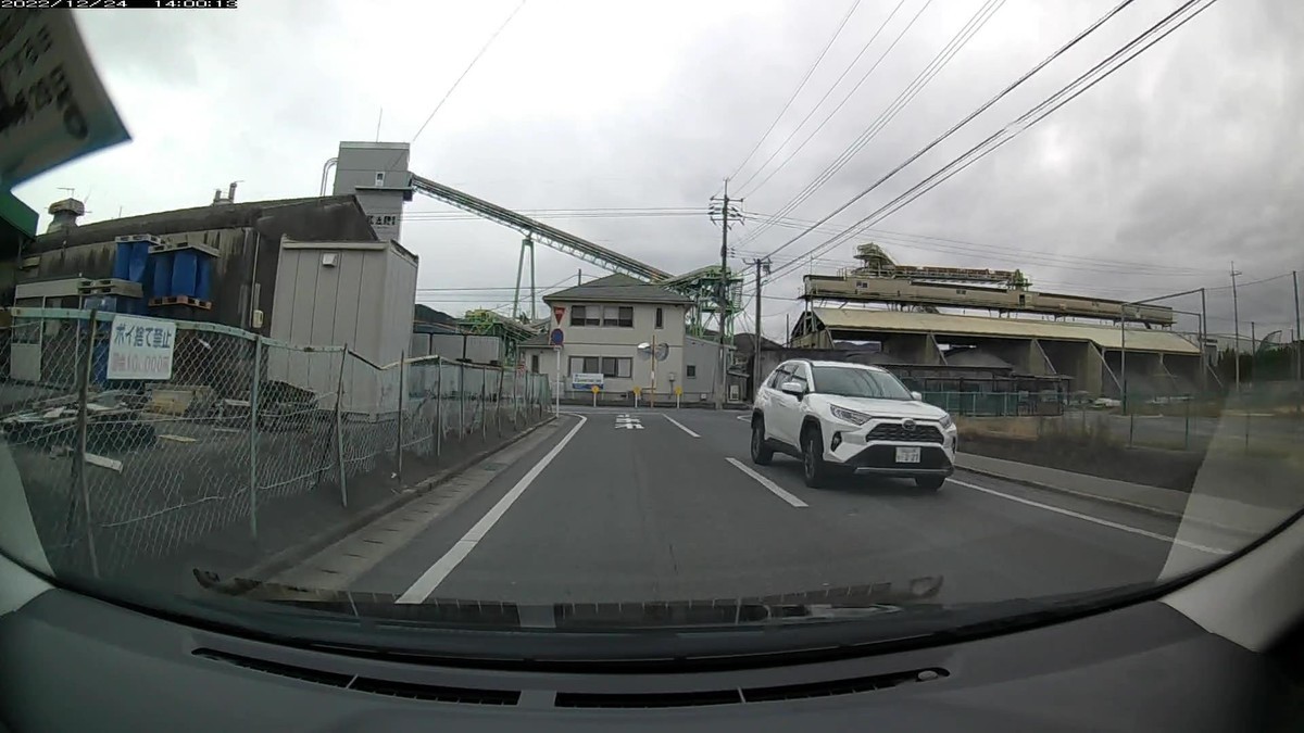 ☆★☆【令和４年１２月２４日㈯遭遇車リスト】  国道経由＆仕事場町内縦貫ルート３５００ｍ。  〇番目　塗色　車種　ナンバー　　　　　自宅からの走行距離（特徴＆容疑）  【出発地４００ｍ圏内】遭遇総数６台　  ①黄９８７６、②・・３４、④・７７７、➅青。  ①黄　Ｎ－ＢＯＸ　　岡山５８１　つ　９８７６　　１２０ｍ（黄＆等差数列）  ②白　アクア　　　　岡山５３７　る　・・３４　　１４０ｍ（２桁ナンバー）  ④白　パレット　　　岡山５８６　あ　・７７７　　２３０ｍ（３桁全同字ナンバー）  ➅青　スペーシア　　岡山５８１　な　６１１５　　６００ｍ（青塗色）  　※最初の対向車が等差数列ナンバーであるのは２日連続。  　※その等差数列ナンバーの後ろに２桁ナンバーが走っているのは２日連続。     【目的地１２００ｍ圏内】遭遇総数１０台  ➏・１７８、➍６０００、➌・２２７、➋・８１４、➊赤。  ➏黒　ワゴンＲ　　　岡山５９０　に　・１７８　３１００ｍ（３桁ナンバー）  ➍白　ルミオン　　　岡山３４３　ゆ　６０００　３３００ｍ（４桁中３桁同字）  ➌白　ＲＡＶ４　　　岡山３９８　る　・２２７　３３００ｍ（３桁ナンバー）  ➋白　ベンツＣＬＡ　岡山３３２　ほ　・８１４　３４００ｍ（３桁ナンバー）、  ➊赤　パッソ　　　　福山５０１　る　７５１２　３９００ｍ（赤塗色）  　※➍～➋の車はすべて、直角カーブで無駄に膨らんで走る馬鹿走行を見せた。集団ストーカーは一様に頭が悪いということの証左か。  　※➊の赤は、対向直後にアパート駐車場に駐車する動きを見せたため、そこの住人と考えられるが、だからと言って作為なしと断定する材料にはならない。