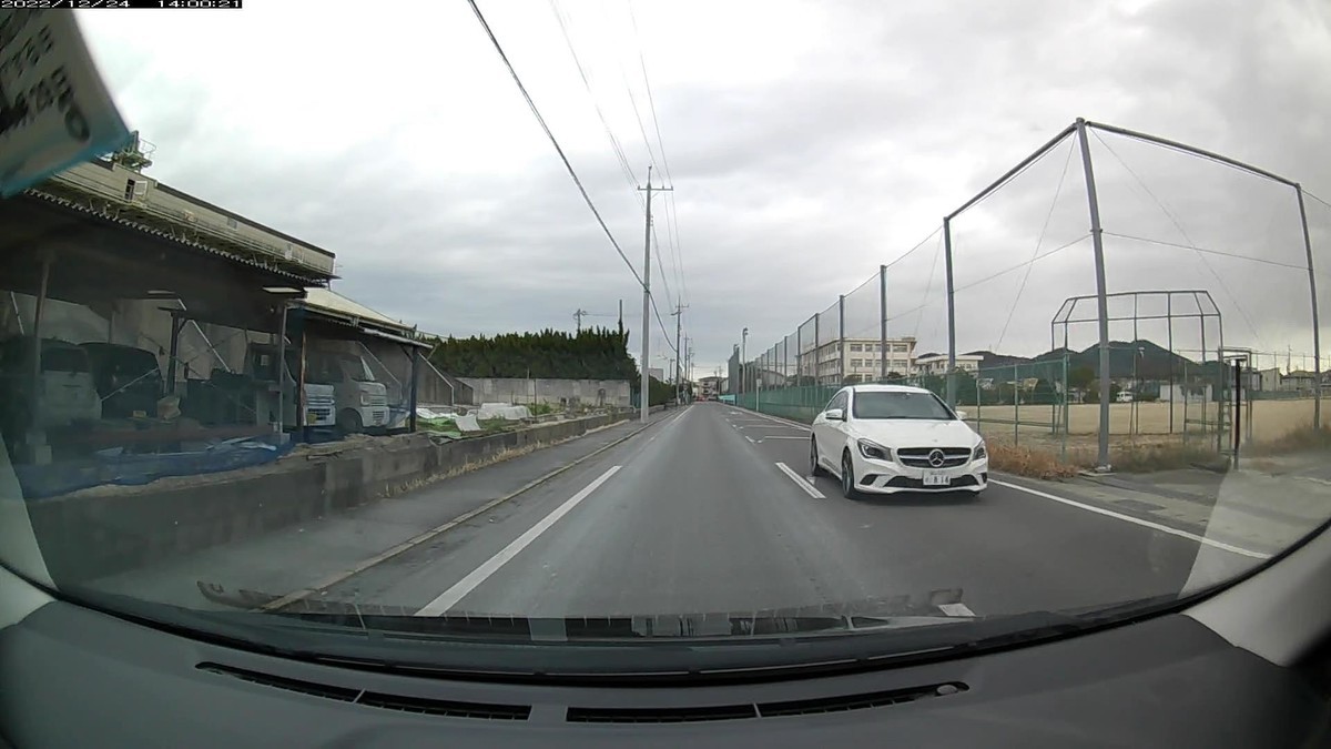 ☆★☆【令和４年１２月２４日㈯遭遇車リスト】  国道経由＆仕事場町内縦貫ルート３５００ｍ。  〇番目　塗色　車種　ナンバー　　　　　自宅からの走行距離（特徴＆容疑）  【出発地４００ｍ圏内】遭遇総数６台　  ①黄９８７６、②・・３４、④・７７７、➅青。  ①黄　Ｎ－ＢＯＸ　　岡山５８１　つ　９８７６　　１２０ｍ（黄＆等差数列）  ②白　アクア　　　　岡山５３７　る　・・３４　　１４０ｍ（２桁ナンバー）  ④白　パレット　　　岡山５８６　あ　・７７７　　２３０ｍ（３桁全同字ナンバー）  ➅青　スペーシア　　岡山５８１　な　６１１５　　６００ｍ（青塗色）  　※最初の対向車が等差数列ナンバーであるのは２日連続。  　※その等差数列ナンバーの後ろに２桁ナンバーが走っているのは２日連続。     【目的地１２００ｍ圏内】遭遇総数１０台  ➏・１７８、➍６０００、➌・２２７、➋・８１４、➊赤。  ➏黒　ワゴンＲ　　　岡山５９０　に　・１７８　３１００ｍ（３桁ナンバー）  ➍白　ルミオン　　　岡山３４３　ゆ　６０００　３３００ｍ（４桁中３桁同字）  ➌白　ＲＡＶ４　　　岡山３９８　る　・２２７　３３００ｍ（３桁ナンバー）  ➋白　ベンツＣＬＡ　岡山３３２　ほ　・８１４　３４００ｍ（３桁ナンバー）、  ➊赤　パッソ　　　　福山５０１　る　７５１２　３９００ｍ（赤塗色）  　※➍～➋の車はすべて、直角カーブで無駄に膨らんで走る馬鹿走行を見せた。集団ストーカーは一様に頭が悪いということの証左か。  　※➊の赤は、対向直後にアパート駐車場に駐車する動きを見せたため、そこの住人と考えられるが、だからと言って作為なしと断定する材料にはならない。