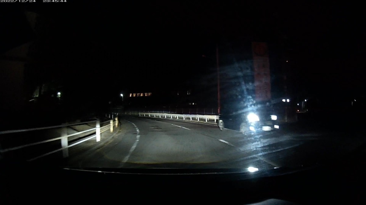 【令和４年１２月２４日㈯深夜遭遇車リスト】  鉄道跡地経由ルート２８００ｍ、遭遇４台。  ②黄系　軽自動車　　　〇〇〇〇〇　〇　６１０４？　５００ｍ（黄塗色）  ③黒　車種不明　　　　〇〇〇〇〇　〇　４９３２　　６００ｍ（【九】の倍数）  ④黒　車種不明　　　　〇〇〇〇〇　〇　９８３７　２１００ｍ（【九】の倍数）  　※令和４年１２月１４日以来、最初と最後の遭遇車が・・・９や・３３３であるような日を５日連続で経験。それを以てアンカリングとし、集団ストーキングのアレンジャーが、新たな嫌がらせとして、「【九】の倍数ナンバー」２台体制の嫌がらせに執心の模様。「【九】の倍数ナンバー」は単純計算でも１０００パターン以上存在し、偶然出ないとするには強弁を必要とするが、【九】が同様の嫌がらせにとって便利な数字であることも含め、事実は事実。