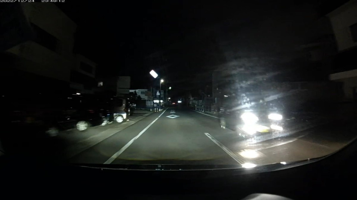 【令和４年１２月２４日㈯深夜遭遇車リスト】  鉄道跡地経由ルート２８００ｍ、遭遇４台。  ②黄系　軽自動車　　　〇〇〇〇〇　〇　６１０４？　５００ｍ（黄塗色）  ③黒　車種不明　　　　〇〇〇〇〇　〇　４９３２　　６００ｍ（【九】の倍数）  ④黒　車種不明　　　　〇〇〇〇〇　〇　９８３７　２１００ｍ（【九】の倍数）  　※令和４年１２月１４日以来、最初と最後の遭遇車が・・・９や・３３３であるような日を５日連続で経験。それを以てアンカリングとし、集団ストーキングのアレンジャーが、新たな嫌がらせとして、「【九】の倍数ナンバー」２台体制の嫌がらせに執心の模様。「【九】の倍数ナンバー」は単純計算でも１０００パターン以上存在し、偶然出ないとするには強弁を必要とするが、【九】が同様の嫌がらせにとって便利な数字であることも含め、事実は事実。