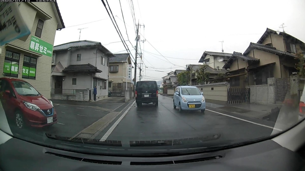 ☆★☆【令和５年１月１３日㈮遭遇車リスト】  国道経由仕事場町内縦貫ルート３７００ｍ  【出発地１０００ｍ圏内】遭遇総数１台  ③白　アクア　　　　　岡山５３６　ち　・５６７　　　５０ｍ（３桁等差数列ナンバー）  ➄白　シャラン　　　　岡山３５４　は　・８０８　　１００ｍ（３桁ナンバー）  ➅青　７代目アルト　　岡山５８４　き　・８１２　　１１０ｍ（青＆３桁＆特定容疑車）  　※③、➅はそれぞれ、他の嫌がらせ容疑要件満足車と連携して現れてきた前科のある車。  　※➅の方は特に、他の嫌がらせ容疑要件満足車を前後に伴って現れた回数が２５回を超える特定容疑車。     【目的地１０００ｍ圏内】遭遇総数３台  　※特に容疑車無し