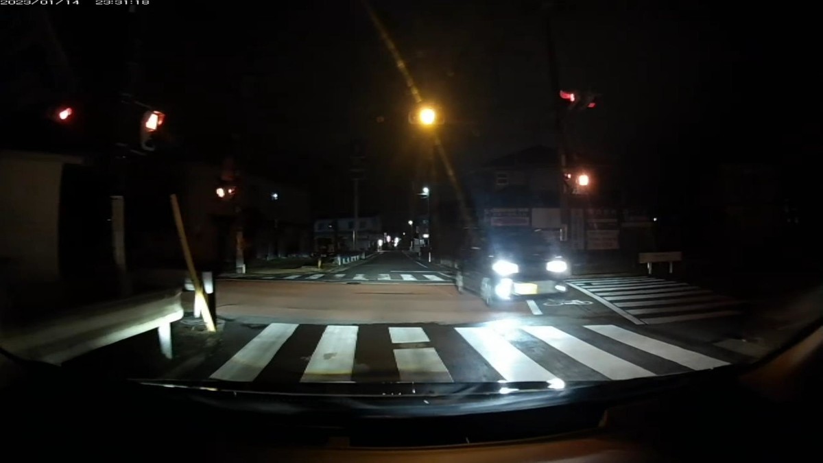 【令和5年1月14日㈯深夜遭遇車リスト】 国道経由ルート3500m、国道外遭遇1台。 1月14日㈯ 鉄道跡地経由ルート2800m、国道外遭遇1台。 ①黒 アルト? 岡山592 は ・333 500m(3桁全同字&【九】&片目) ※最初の遭遇車が・・・9だった次の夜に、唯一の遭遇車が・333。 ※3桁かつ9の倍数ナンバーかつ片目フォグライト。 ※令和5年に入ってから10回次の夜中の帰宅で、最初ないし最後2台以内に4桁中3桁同字ナンバーが含まれたのはこれで8回目。全く以て偶発たり得ない。