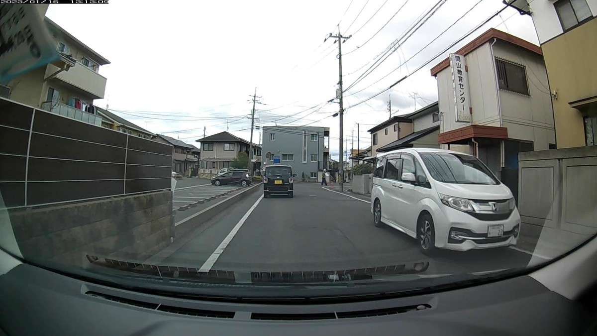 ☆★☆【令和５年１月１６日㈪遭遇車リスト】  国道経由仕事場町内縦貫ルート３７００ｍ  ②白　ホンダ　　　　　岡山３６２　ね　・・２２　　　７０ｍ（２桁ナンバー）  ➄赤　Ｎ－ＷＧＮ　　　岡山５８３　す　９６１０　　２８０ｍ（赤塗色）　　　     【目的地１０００ｍ圏内】遭遇総数ＮＡ台  ➊白　エルフ　　　　　大宮１００　せ　６１１１　３１００ｍ（４桁中３桁同字＆【九】）  　※➊の６１１１は、１１月１６日に自宅から１００ｍの位置に現れたことのある車。メッコールで悪名高い某社の輸送車。要するに創価関連。