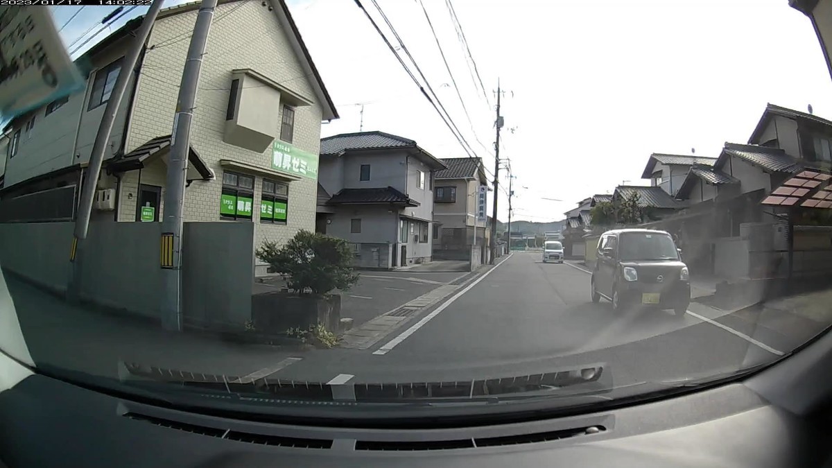 ☆★☆【令和５年１月１７日㈫遭遇車リスト】  国道経由仕事場町内縦貫ルート３７００ｍ  ①黒　ヴォクシー　　　岡山３３０　そ　６８９１  ②黒　モコ　　　　　　岡山５８０　ひ　３４９６  ③白　ワゴンＲ　　　　岡山５８３　ら　２４２４　　１３０ｍ（死にナンバー）  　※前夜の唯一の遭遇車から、一桁取り除けば９の倍数になる４桁ナンバーが３連続。  　※新たな嫌がらせアレンジの模様。小賢しい。  　　  【目的地１０００ｍ圏内】遭遇総数ＮＡ台  　※特に容疑車無し