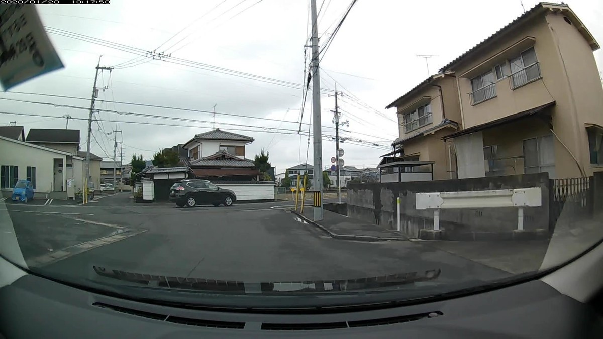 ☆★☆【令和5年1月23日㈪遭遇車リスト】 国道経由仕事場町内縦貫ルート3700m 【出発地1000m圏内】遭遇総数5台 ①黒 エクストレイル 岡山301 ち ・684 30m(3桁&【九】) ※最初ないし最後の1台が「9の倍数ナンバー」であるのは、3日連続。 【目的地1000m圏内】遭遇総数4台 ➍灰 ヤリス 岡山502 に 5322 2800m ➋青 ノート 岡山536 ら ・・34 3100m(2桁&青塗色) ※➍はここのところのお約束と化している、「1文字除くと9の倍数ナンバー」 ※嫌がらせアレンジャーの恥ずかしい自己陶酔の賜物。